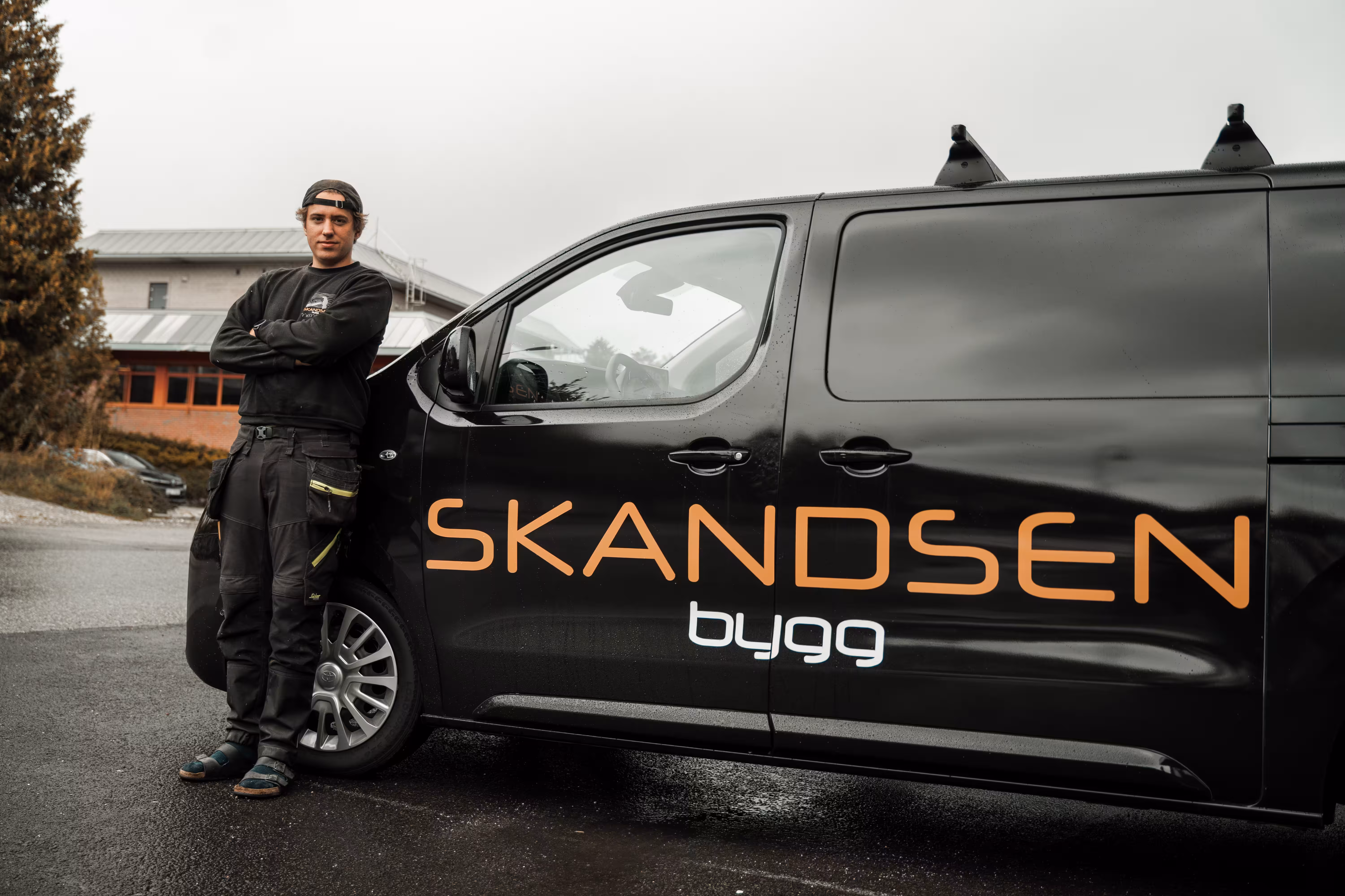 Tømrer fra Skandsen Bygg ved firmabilen