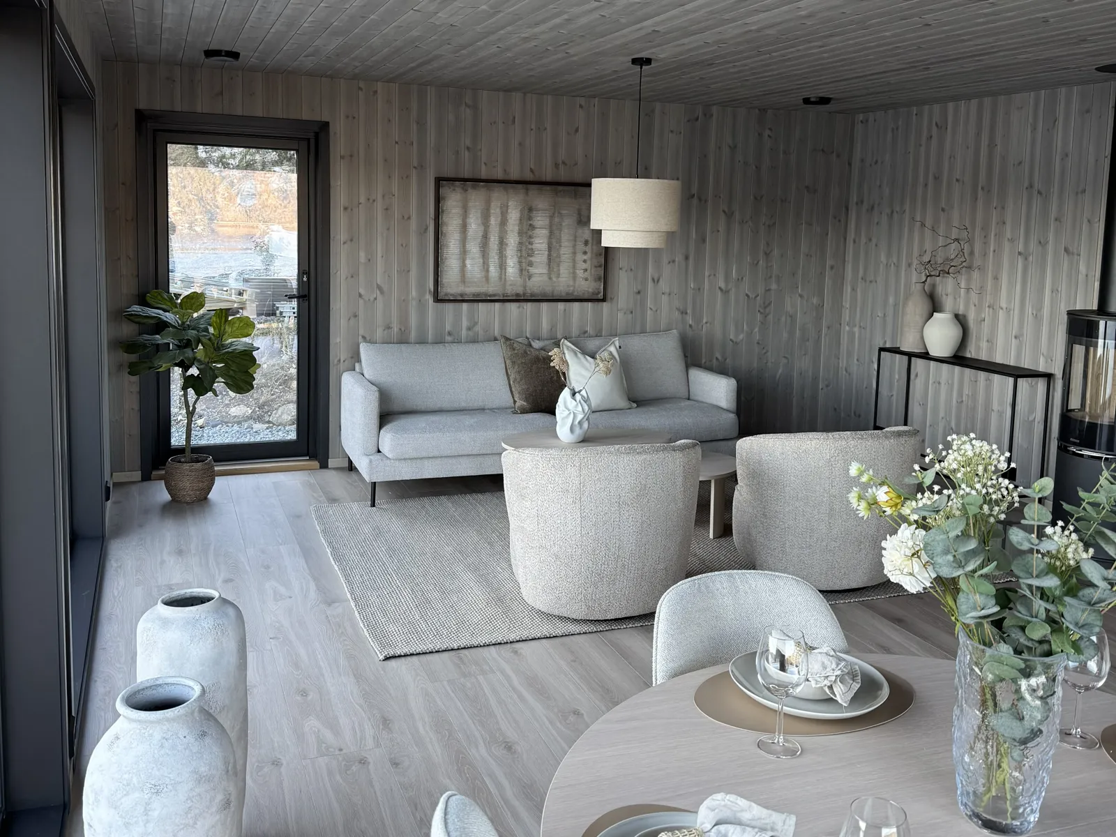 Stue og spiseplass i visningshytta i Maritsbakken