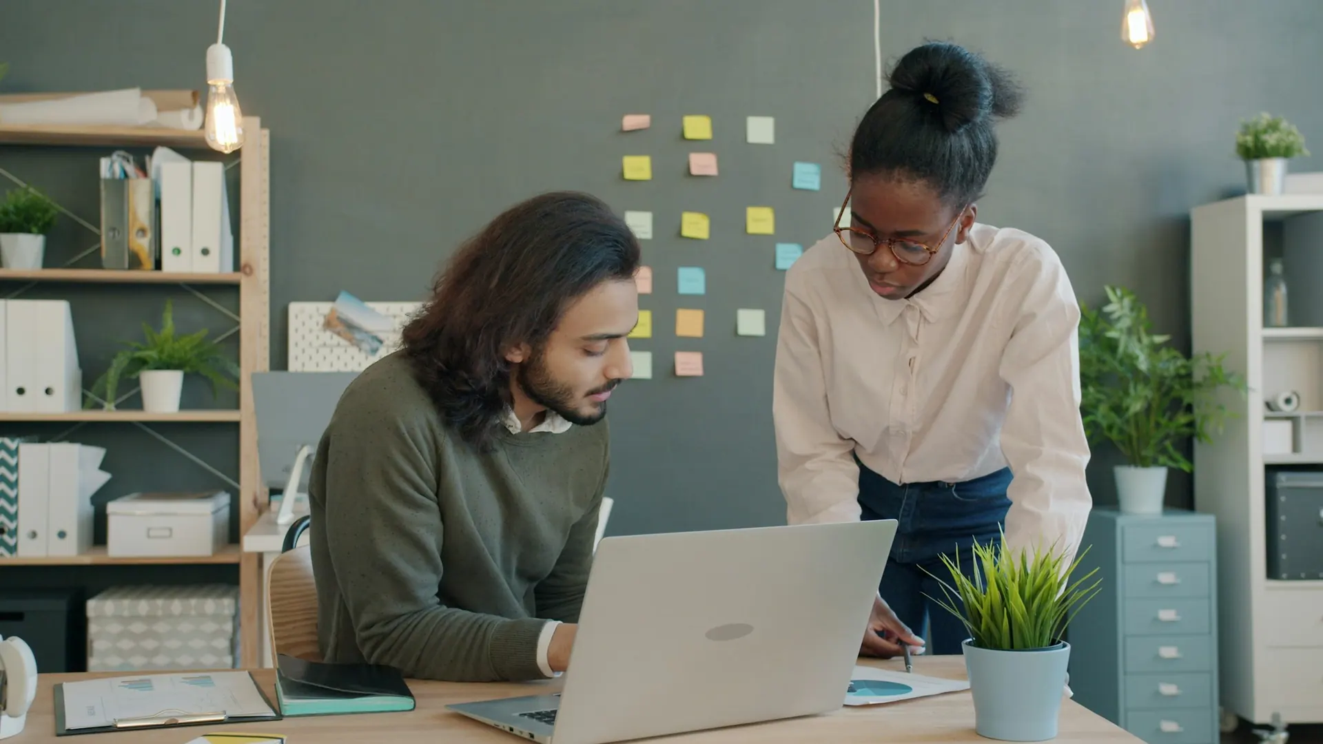 Zwei Personen planen gemeinsam ein Projekt am Laptop