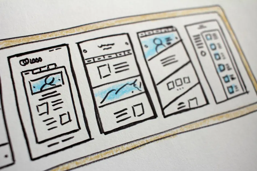 Skizzierte Website-Wireframes auf Papier