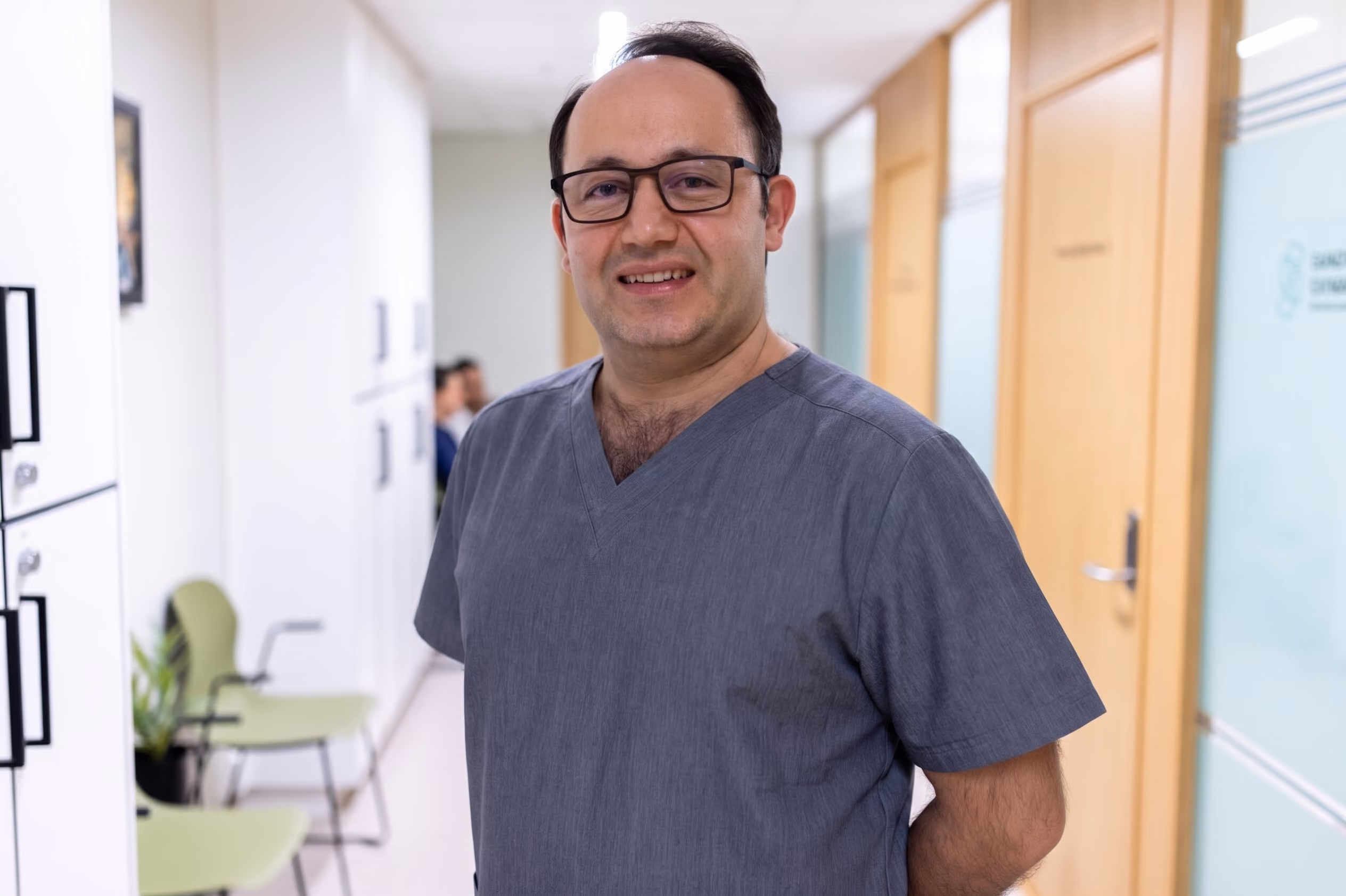 Portrett av Dr. M. Sohrabi, klinikkleder og spesialist i øre-nese-hals