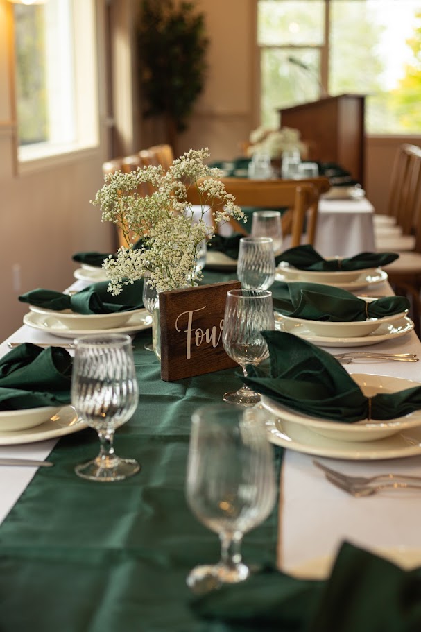 Wedding place setting with green napkins