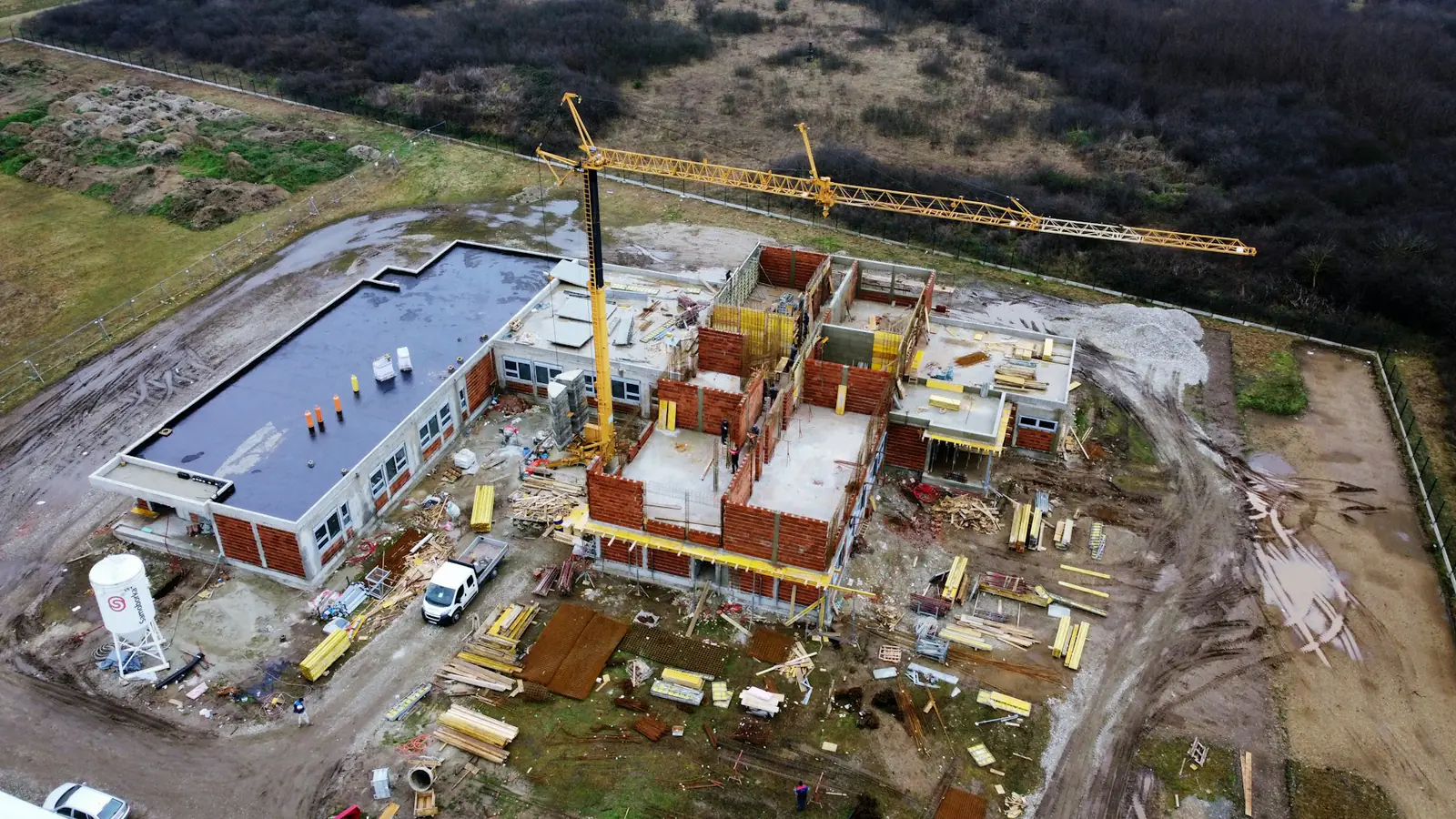 Aerial view of a building under construction.