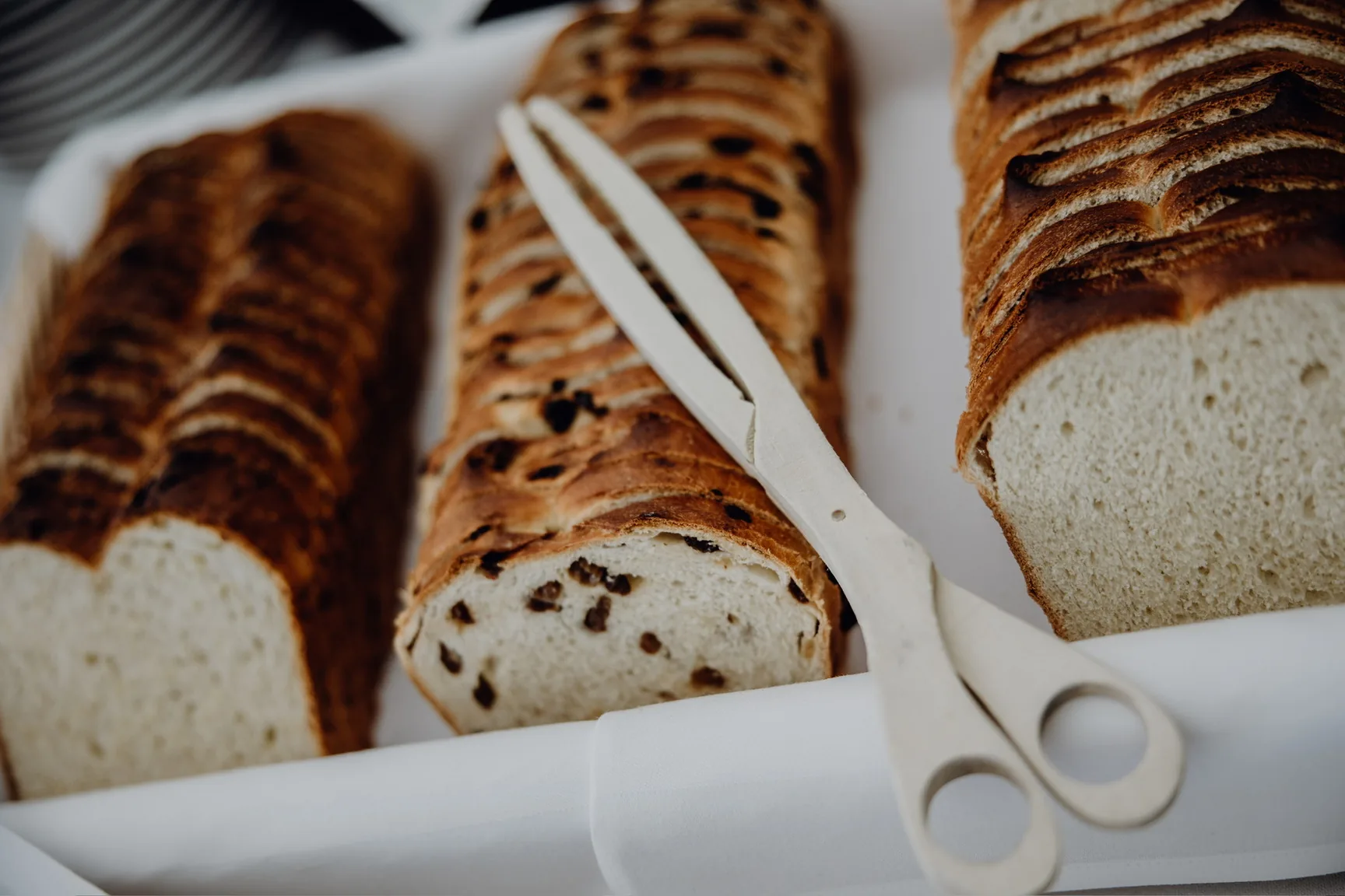 Blechkuchen aus der hauseigenen Konditorei, in Stücke geschnitten