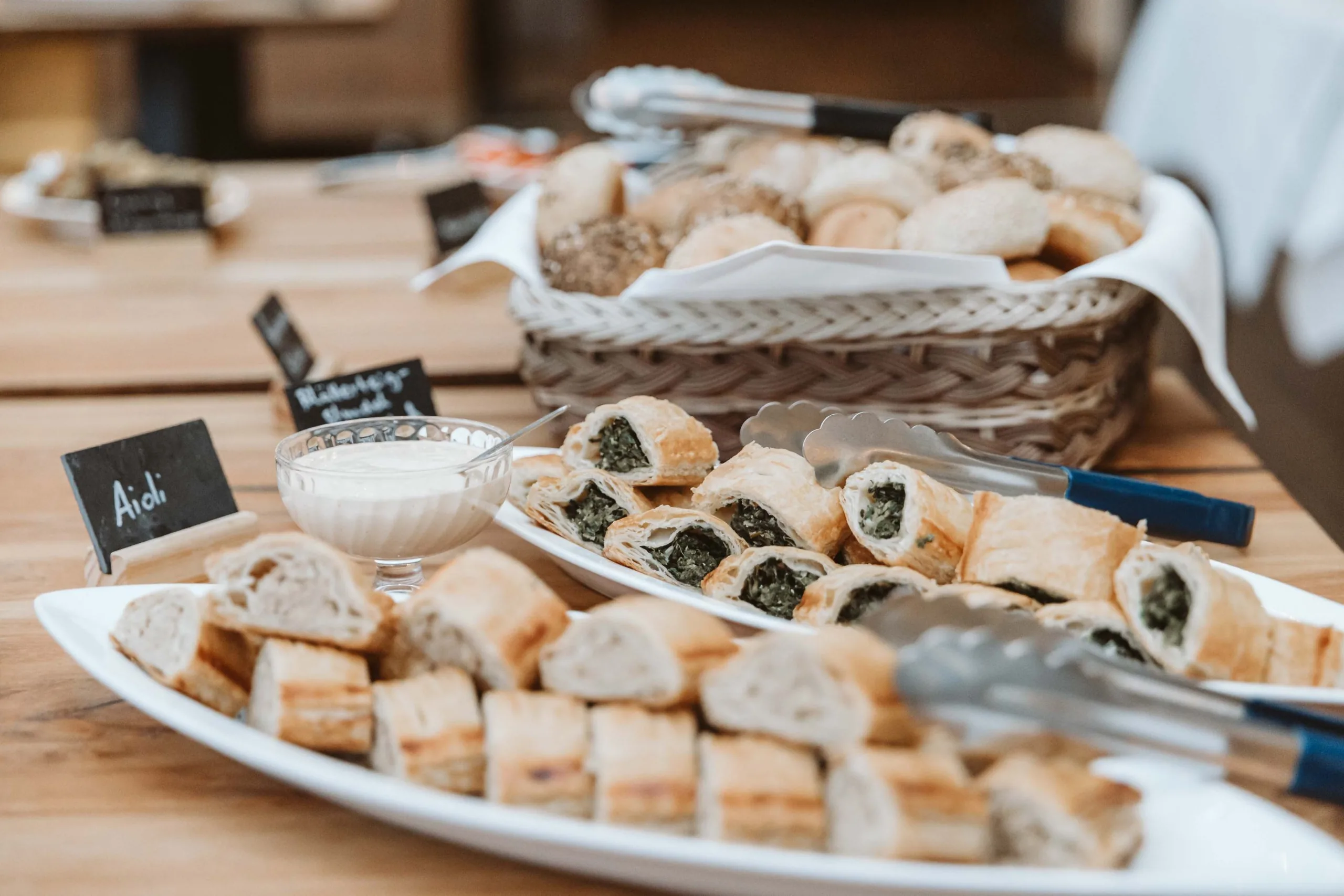 Blätterteigröllchen und Brot mit Aioli auf dem Buffet
