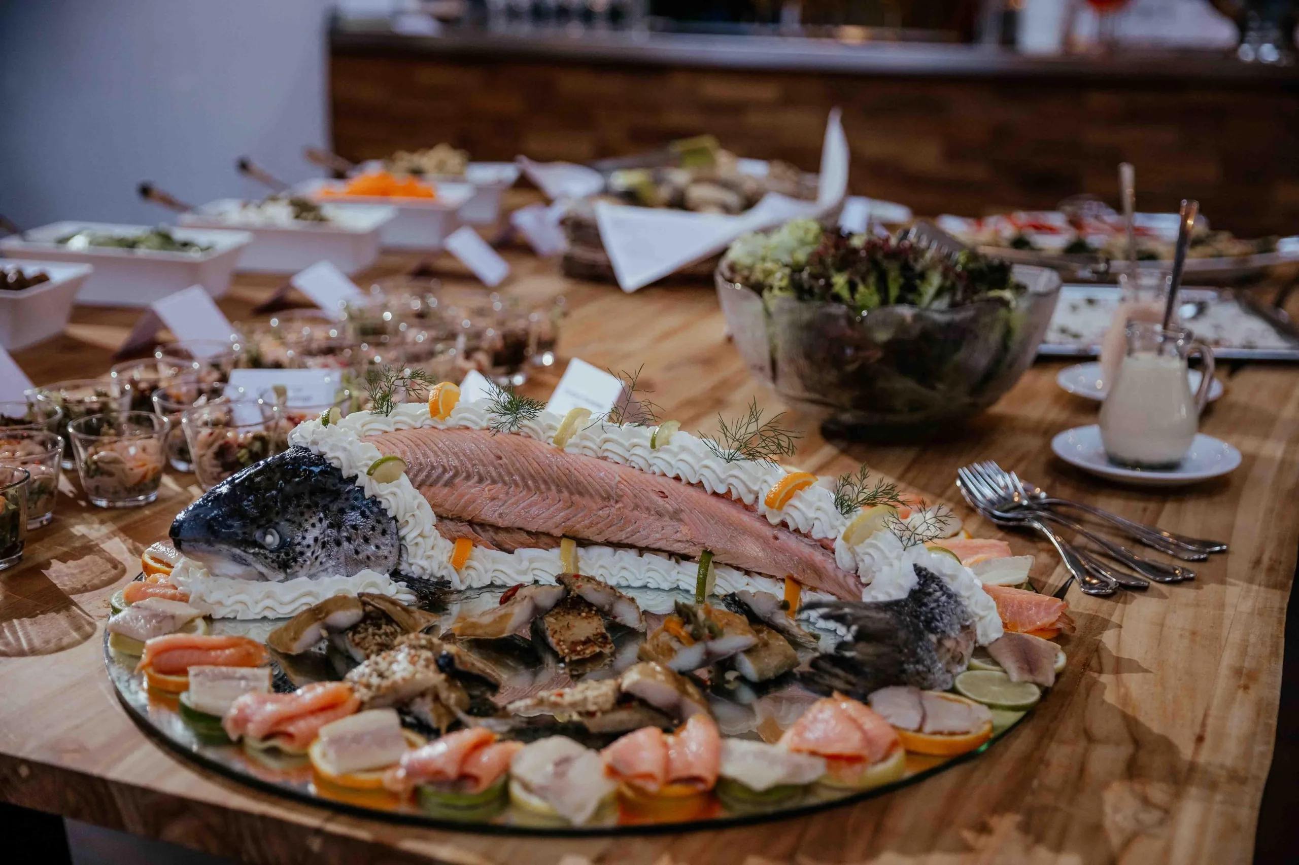 Fischplatte mit Lachs und Räucherfisch auf dem Buffet