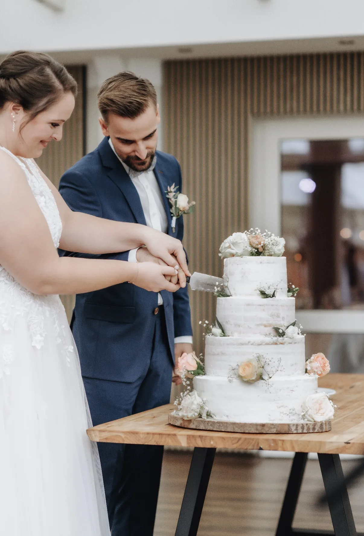 Brautpaar beim Anschneiden der Hochzeitstorte