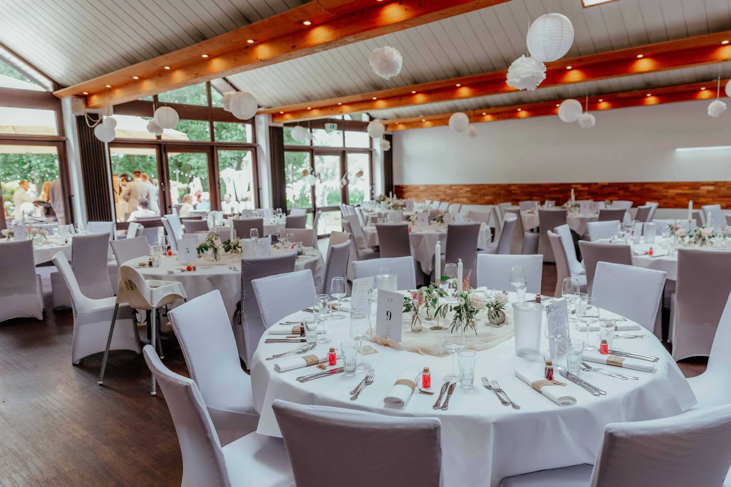 Buffet mit Brötchen, Antipasti und Salaten, im Hintergrund die eingedeckte Seeterrasse