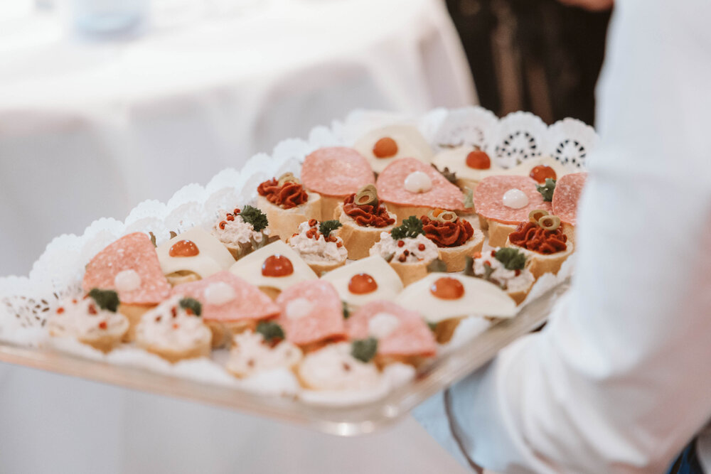 Platte mit Fingerfood: Canapés mit Salami, Lachs und Ei