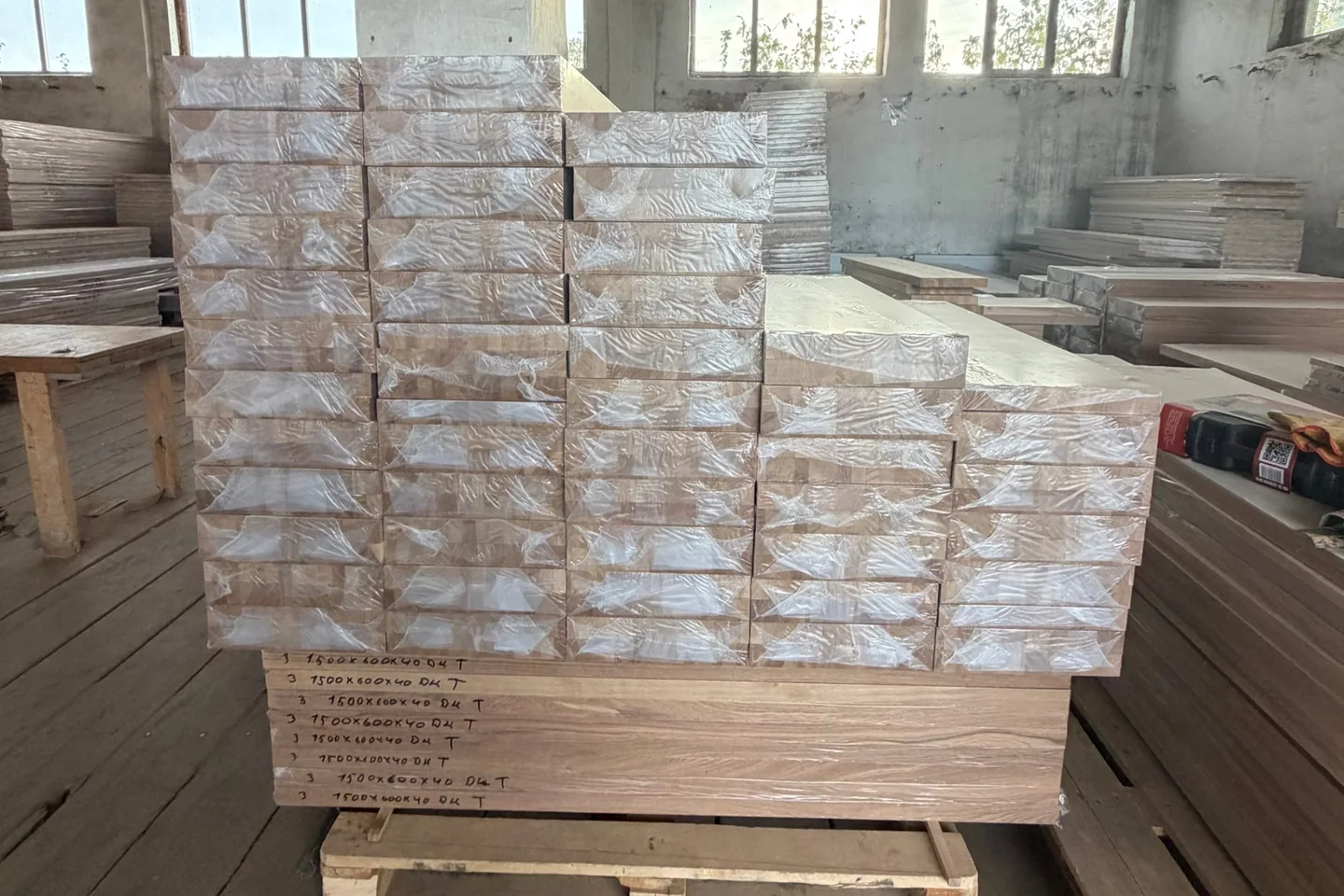 Упакованные мебельные щиты из дуба и ясеня на складе PLES Wood