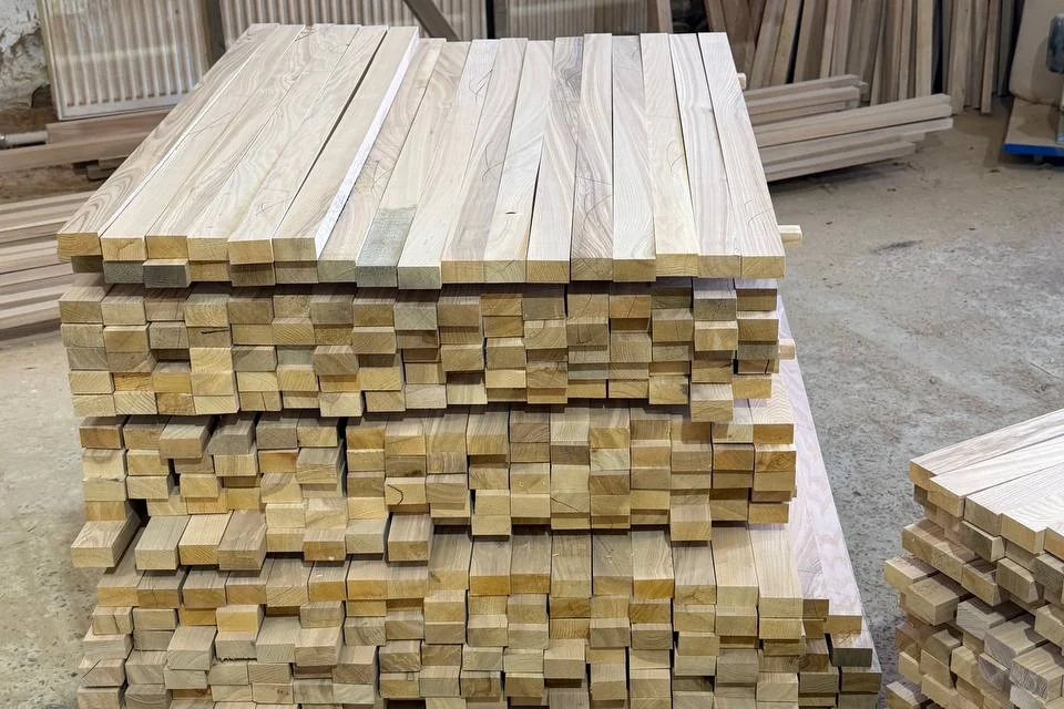 Заготовки ламелей для мебельного щита в цехе PLES Wood