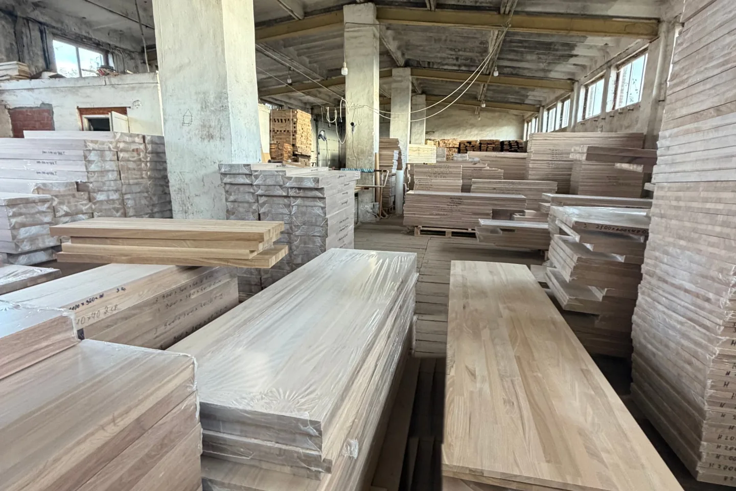 Склад готовых мебельных щитов PLES Wood, упаковка перед отгрузкой