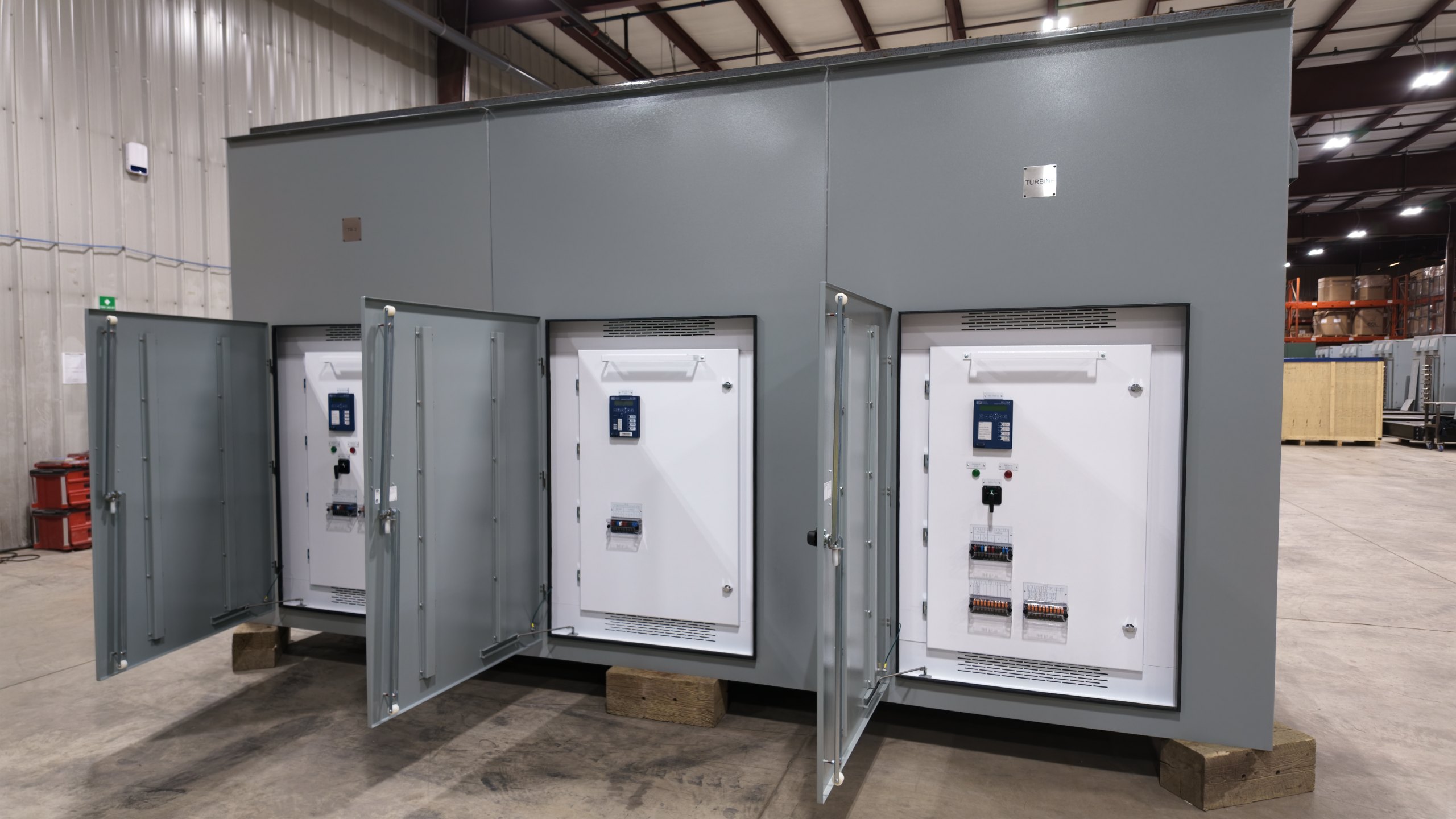 Medium-voltage transfer switch assembly