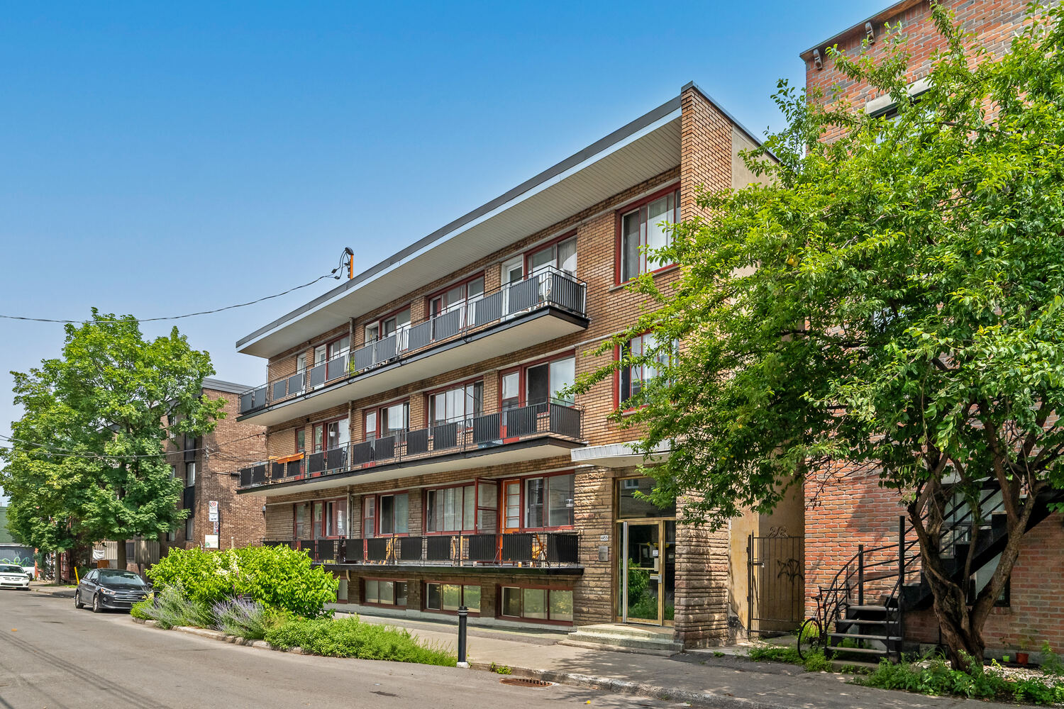 4455 rue Coloniale — corner view
