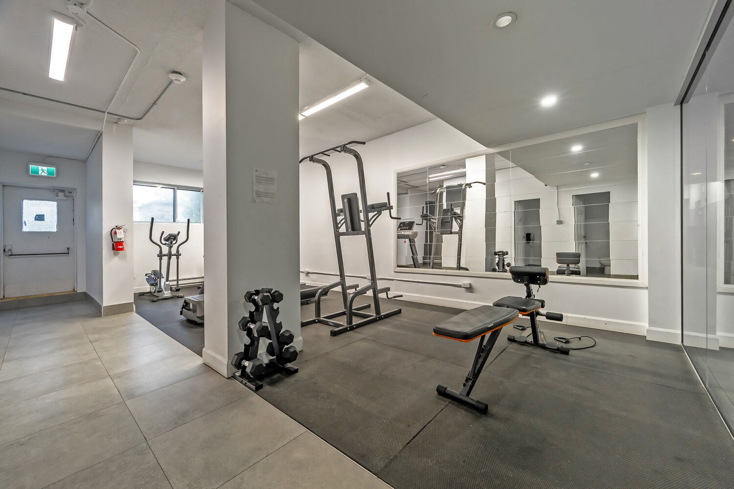 350 boulevard de la Côte-Vertu — salle d’entraînement
