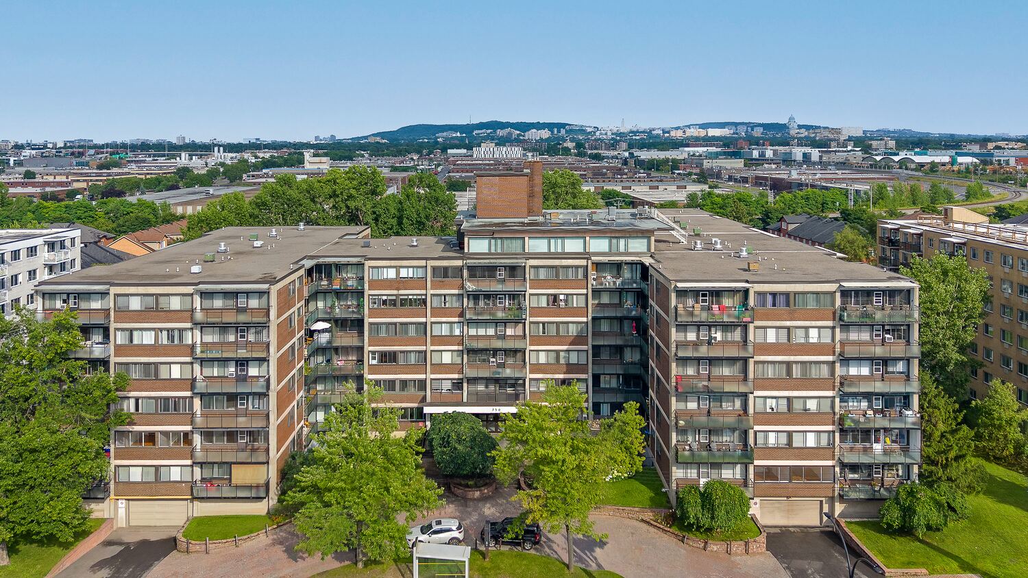 350 boulevard de la Côte-Vertu — vue aérienne d’ensemble