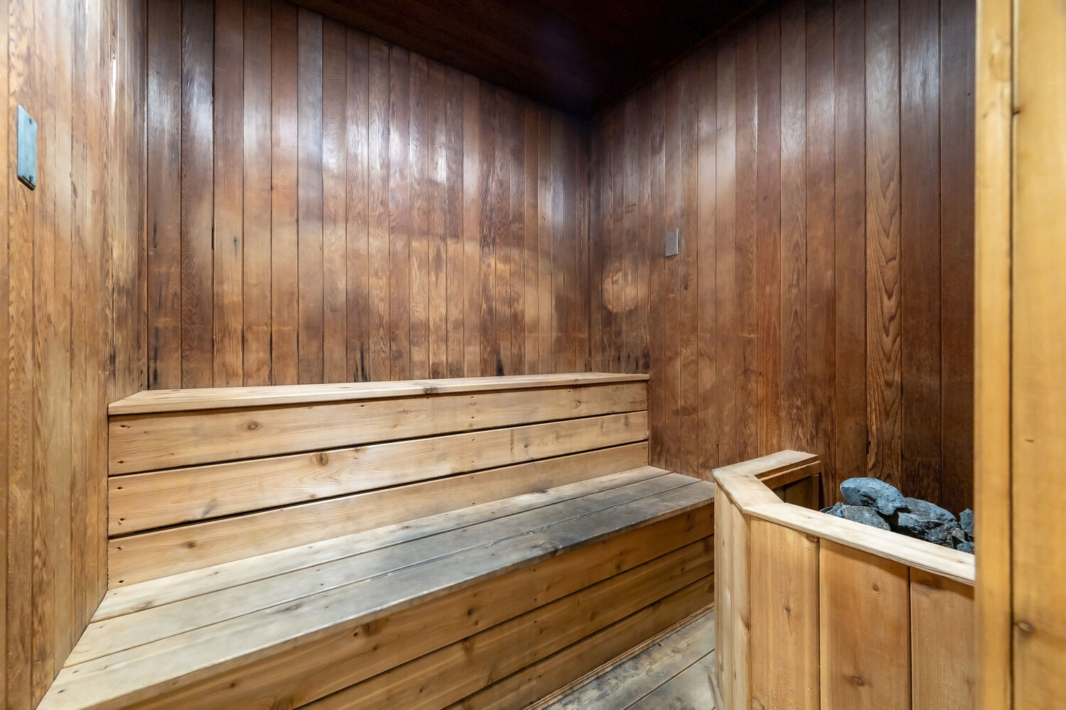 350 boulevard de la Côte-Vertu — sauna