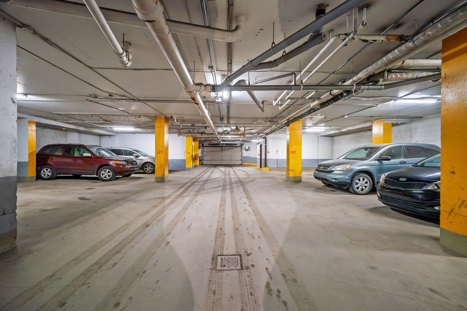 350 boulevard de la Côte-Vertu — stationnement intérieur