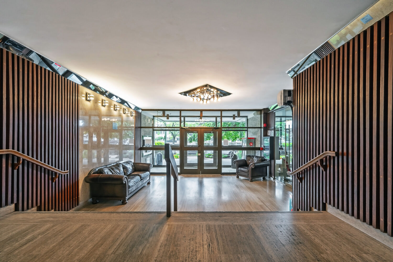 350 boulevard de la Côte-Vertu — hall d’entrée