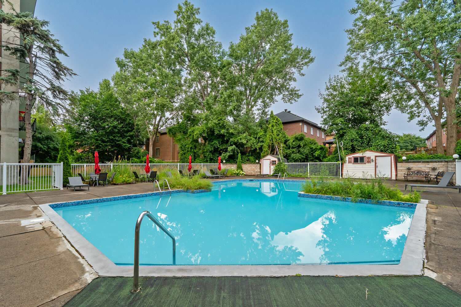 350 boulevard de la Côte-Vertu — piscine extérieure