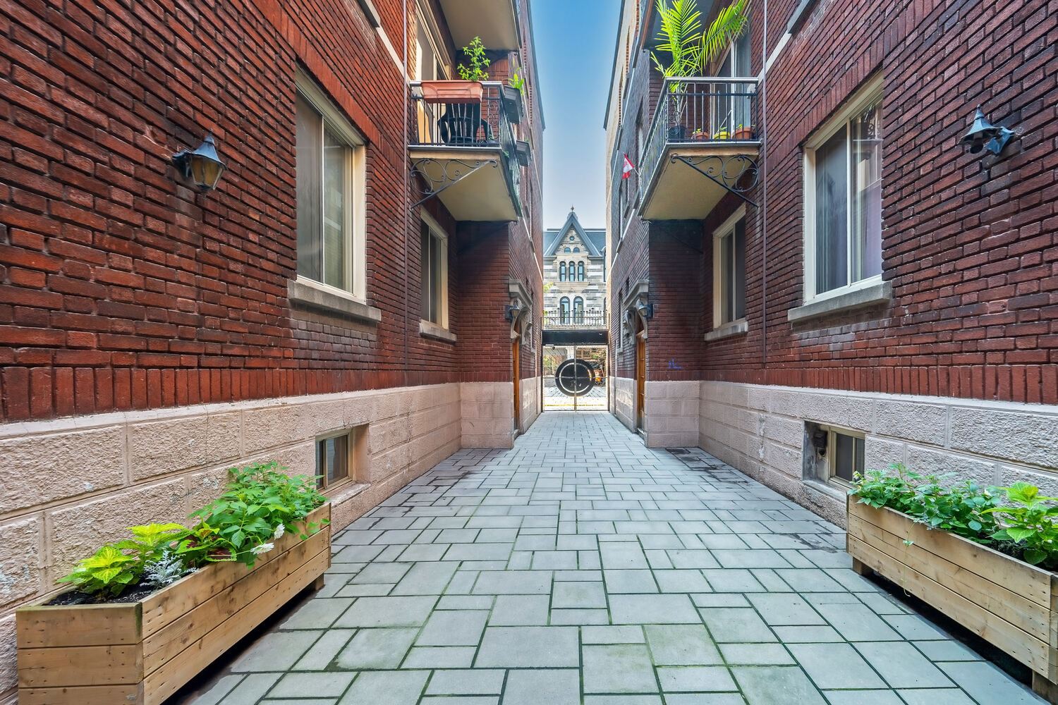 2154–2160 avenue du Mont-Royal Est — allée intérieure et bacs à fleurs