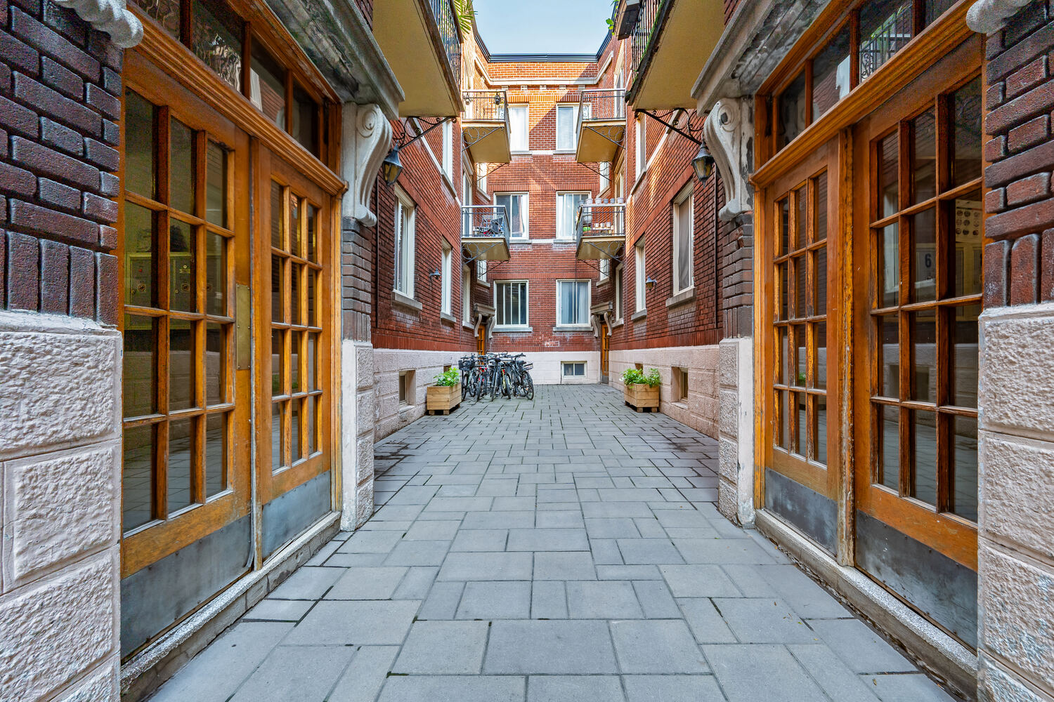 2154–2160 avenue du Mont-Royal Est — passage intérieur entre les immeubles