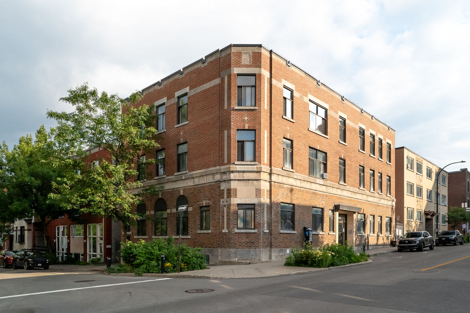 120 rue Rachel — corner view