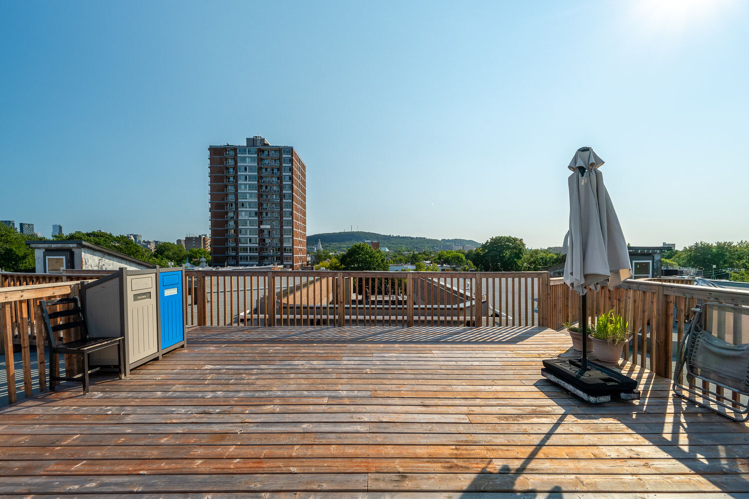 4215–4229 rue de la Roche — terrasse sur le toit et mobilier