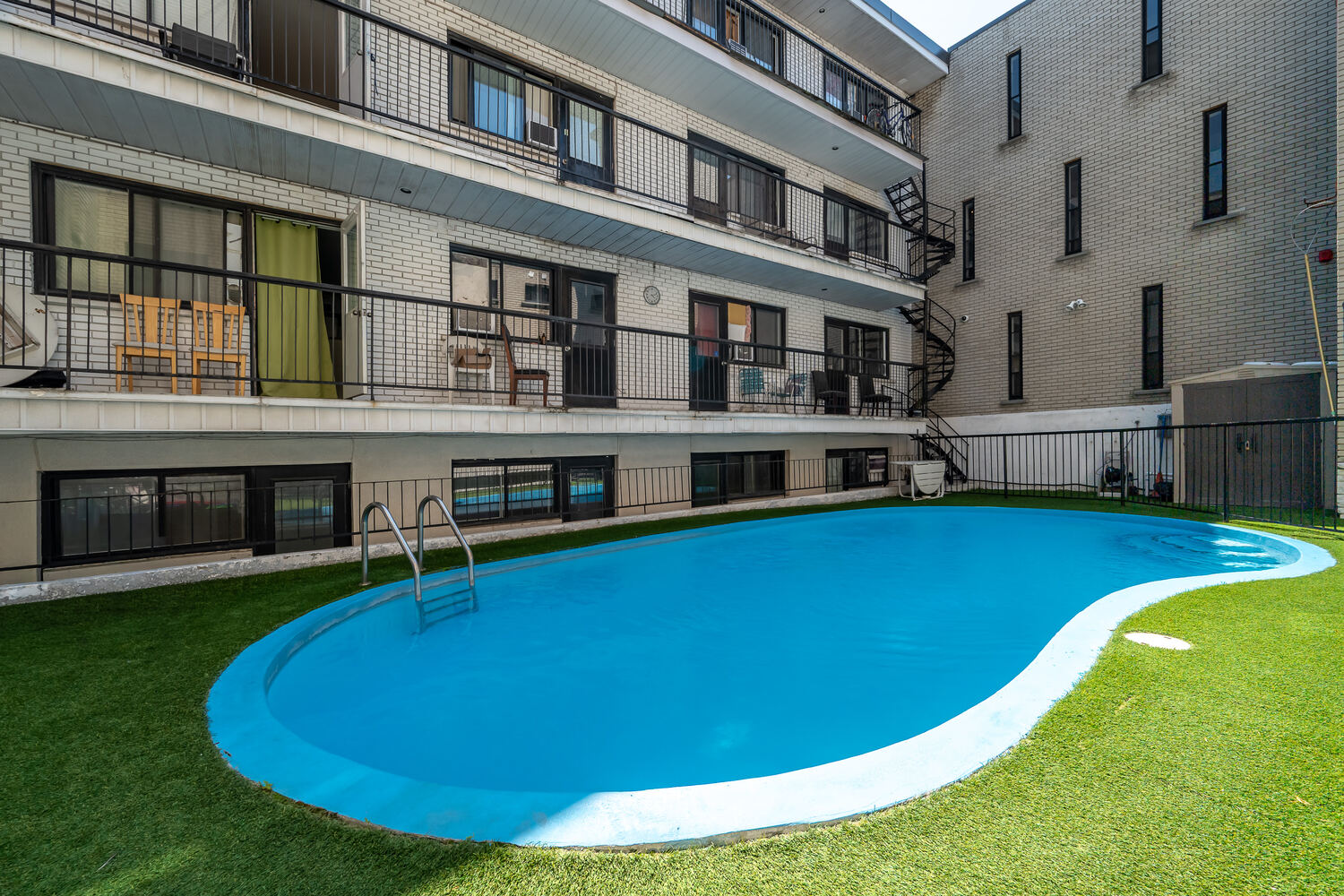 1122–1144 rue Villeray — piscine extérieure