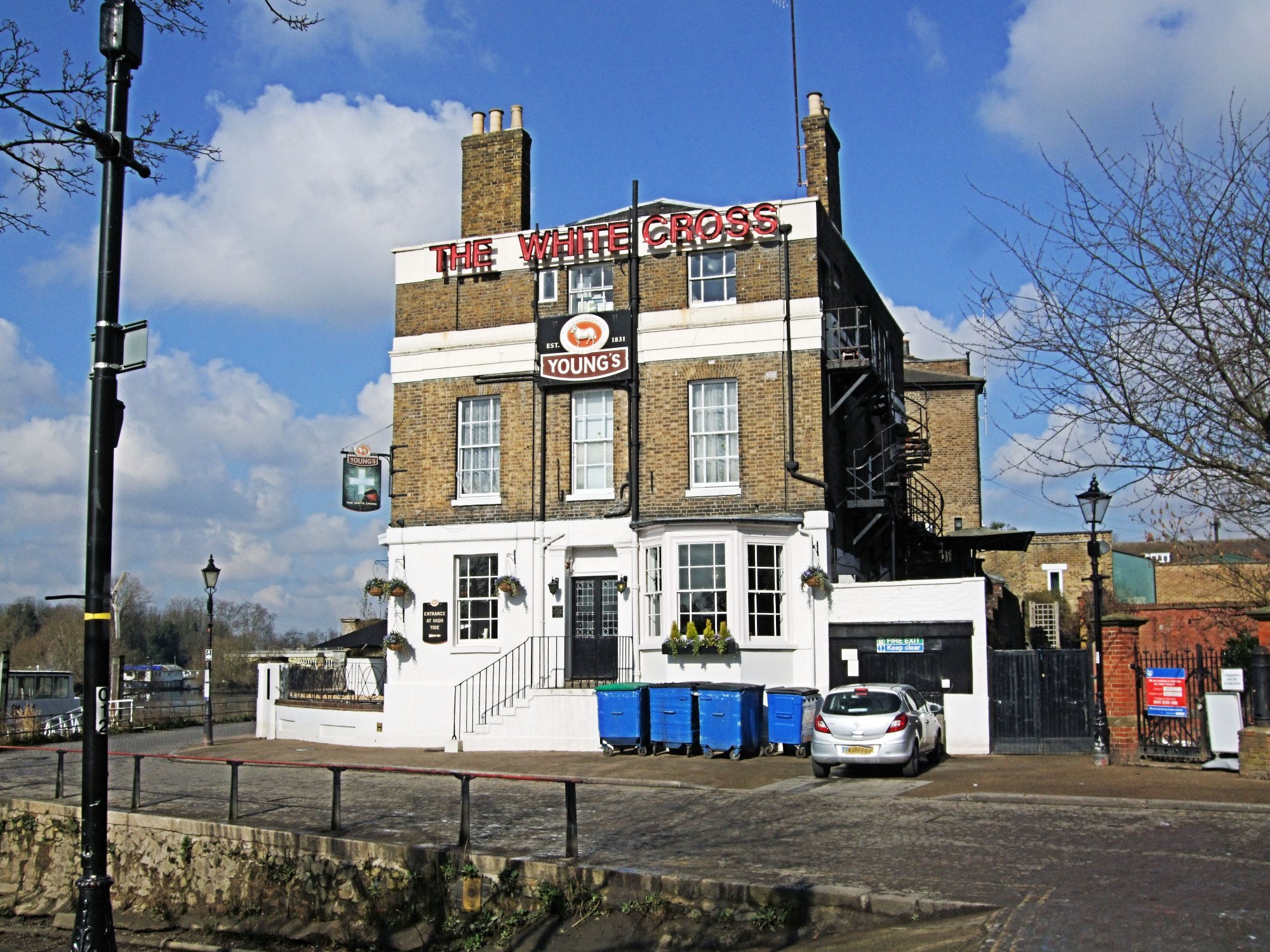 The White Cross pub on the Richmond riverside