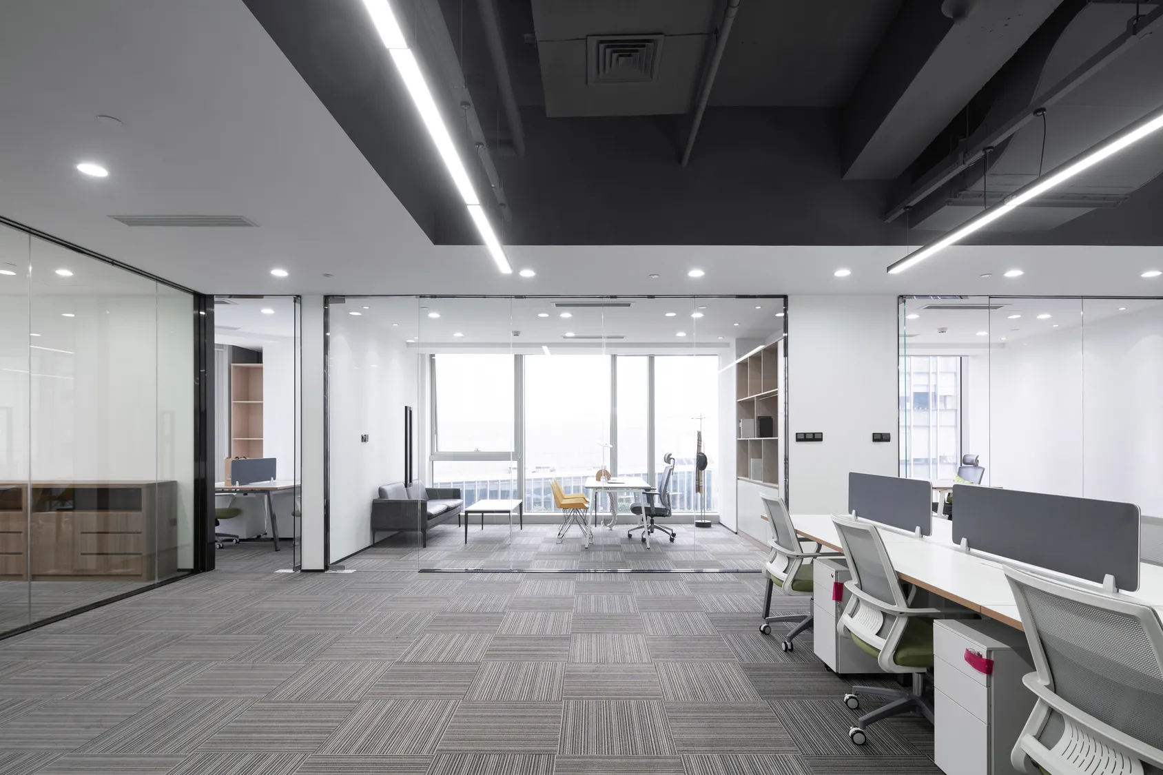 Bright commercial office with desks and glass partitions, illustrating workspace planning before a business move