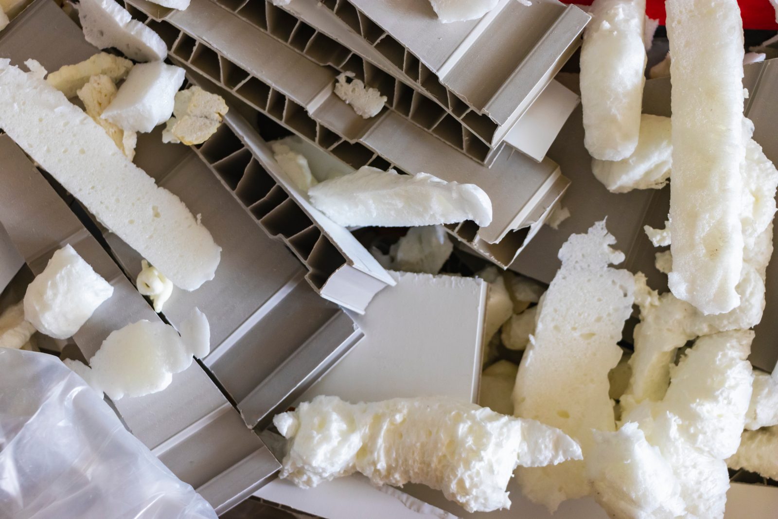 Chutes de profilés en PVC et de mousse après la pose de châssis