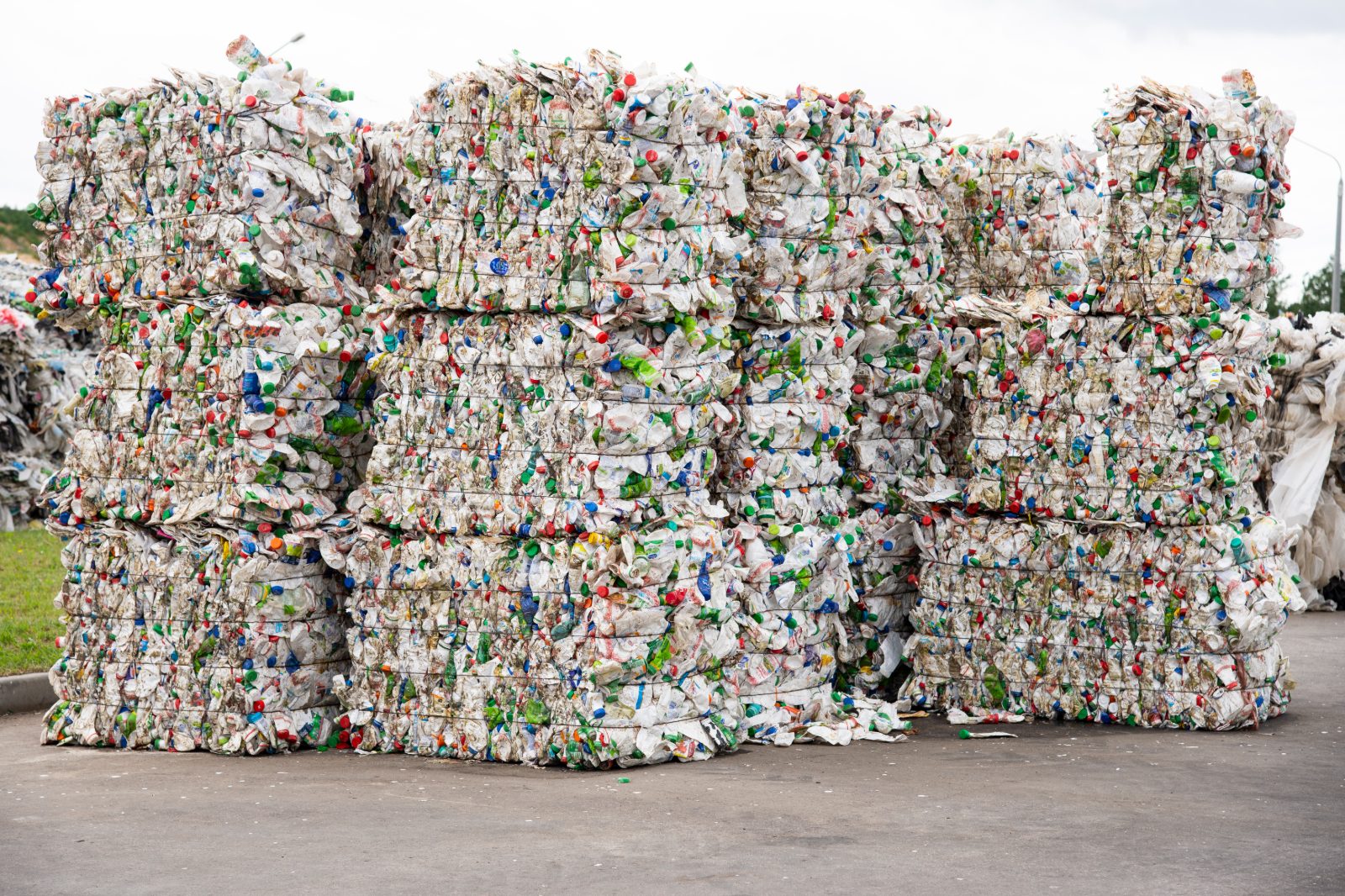 Balles de bouteilles en plastique pressées dans un centre de tri