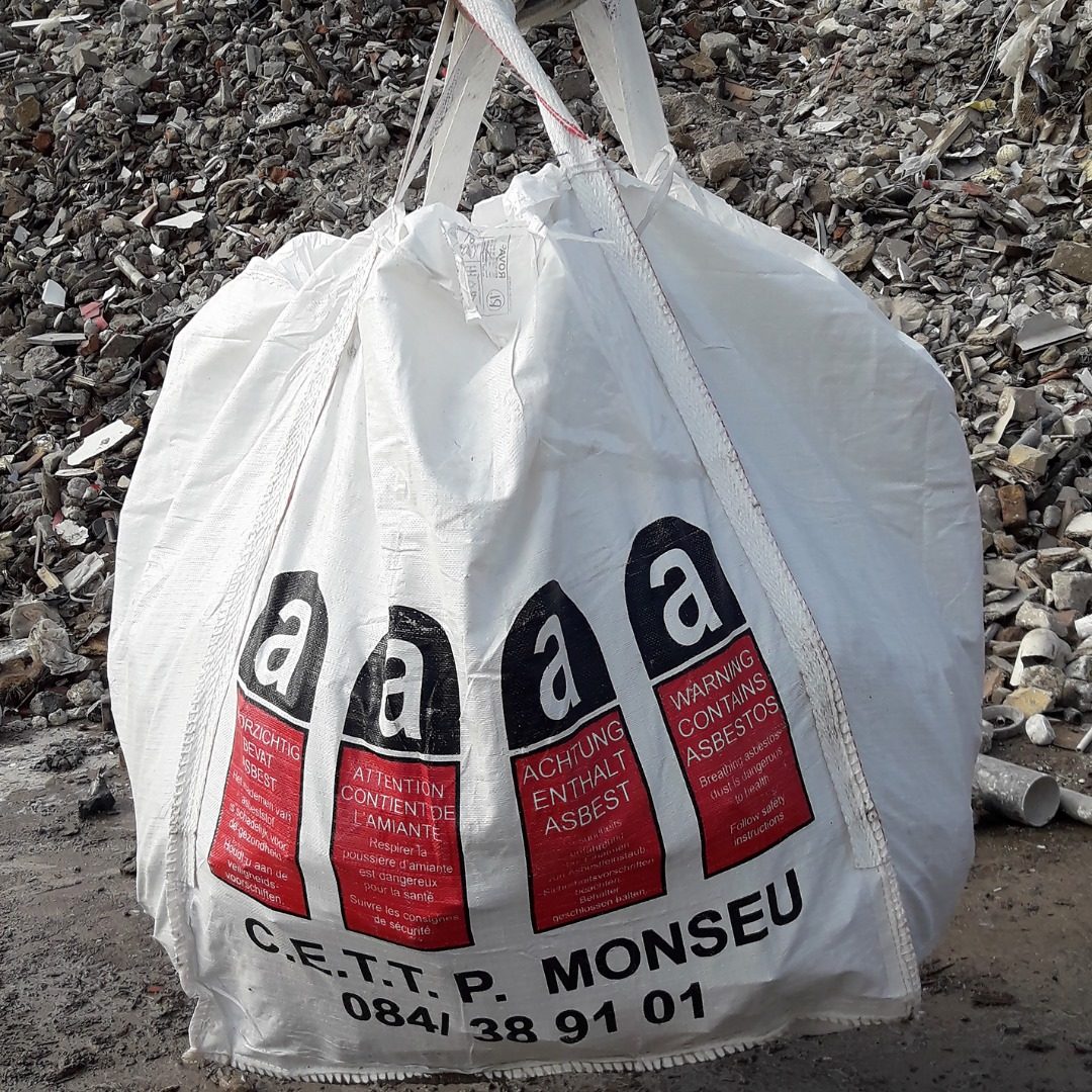 Big bag C.E.T.T. P. Monseu posé sur des gravats