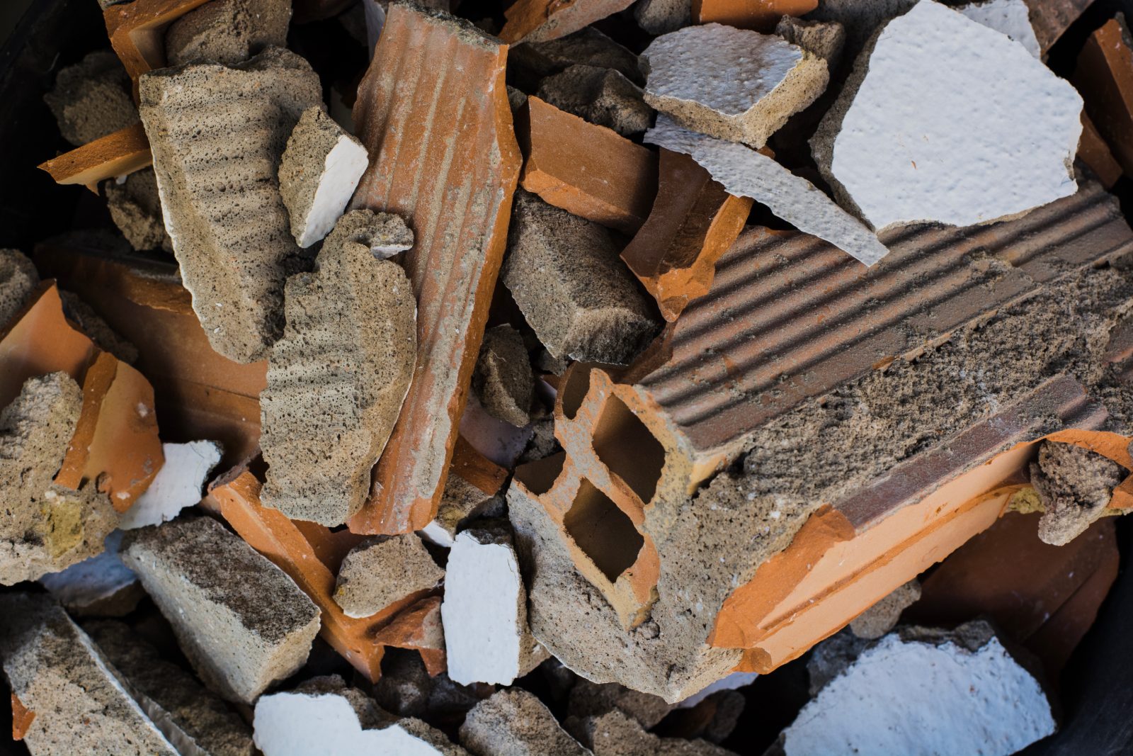 Déchets de chantier mélangés : briques, carrelage et plâtre