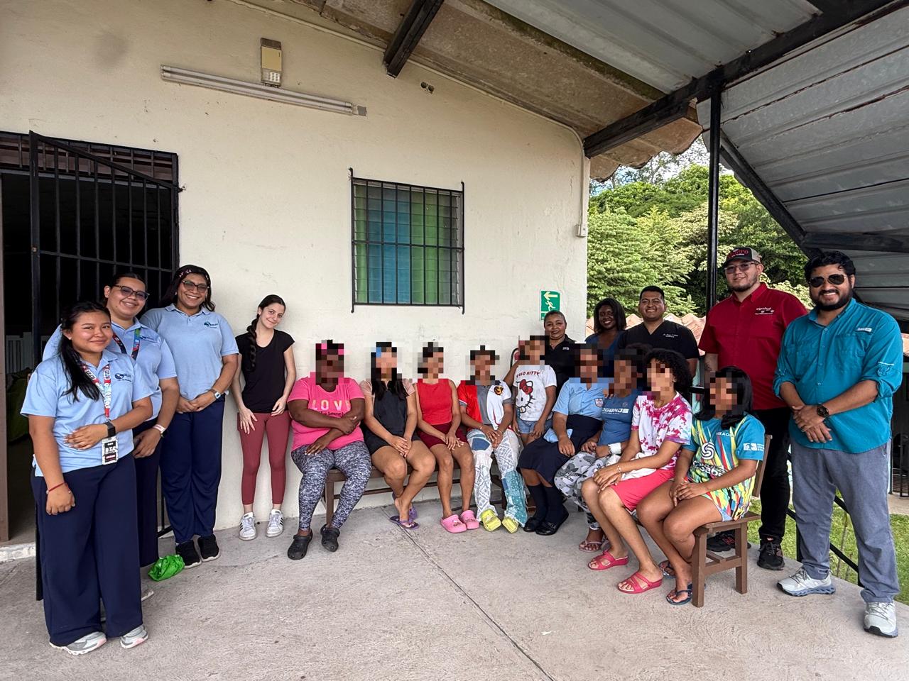 Grupo de niñas y personal del Hogar de las Niñas de la Capital.