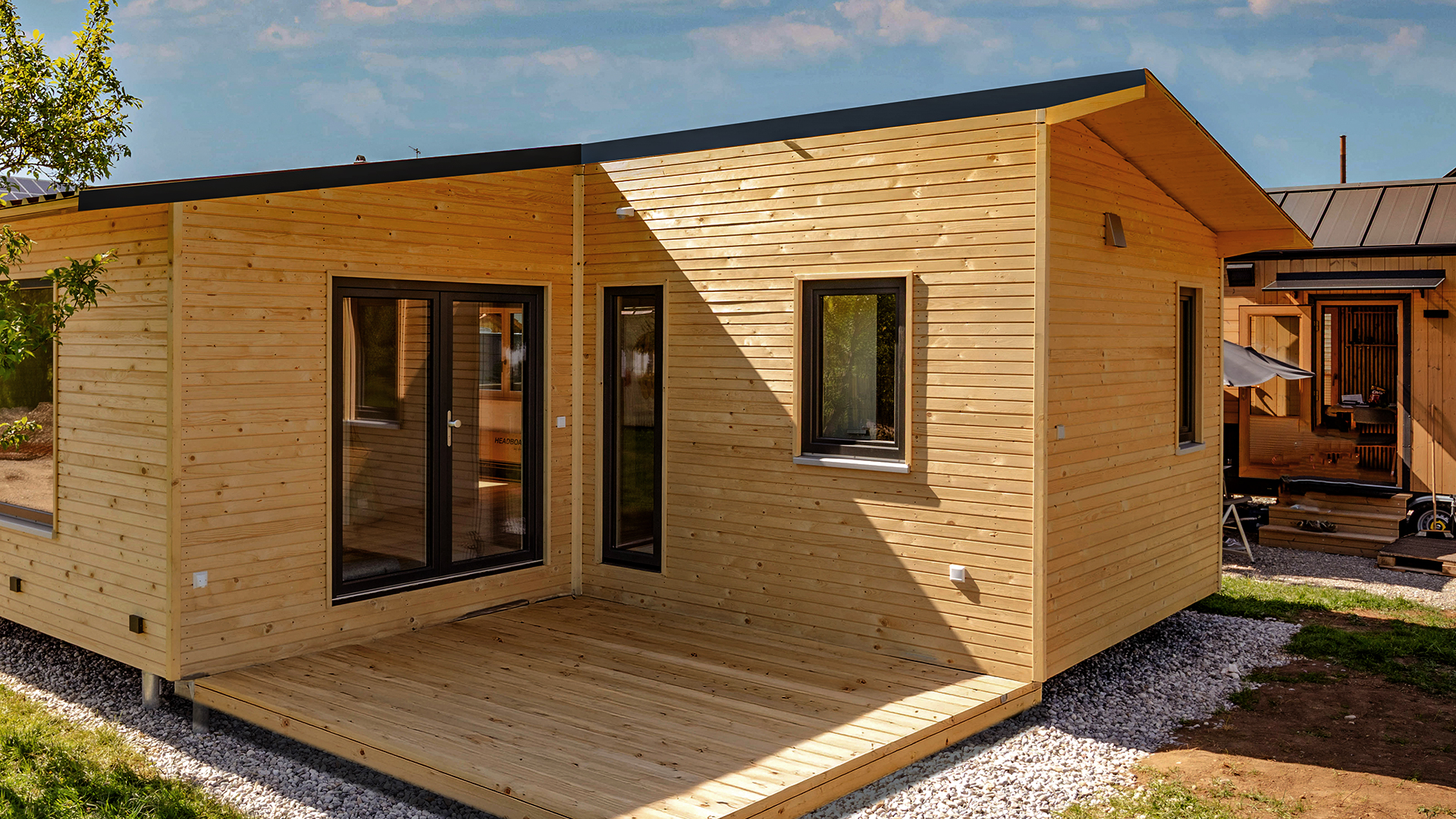 Frau vor Tiny House aus Holz