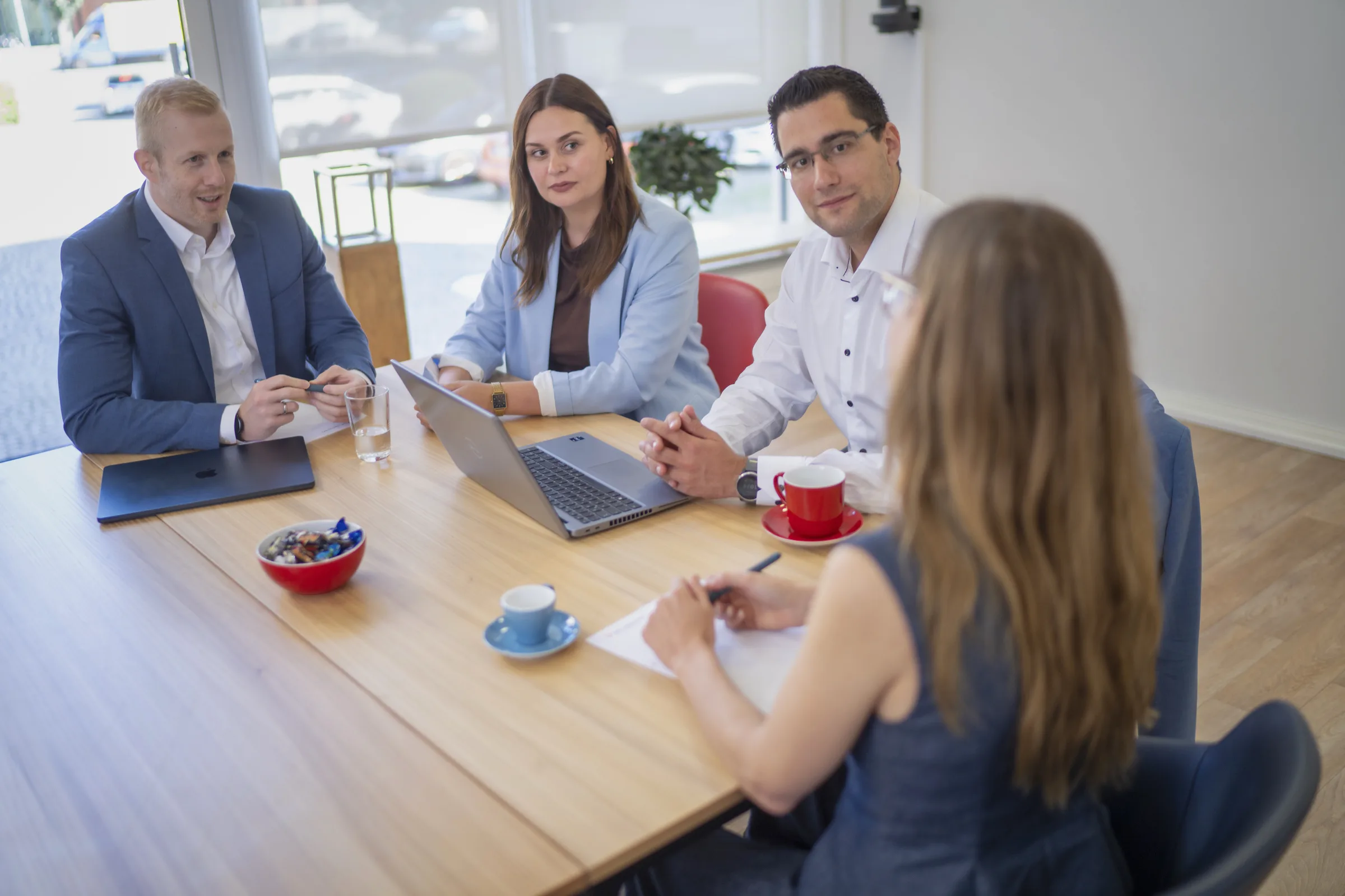 Abgestimmte Beratung mit Fachleuten der GPP-Gruppe am Besprechungstisch