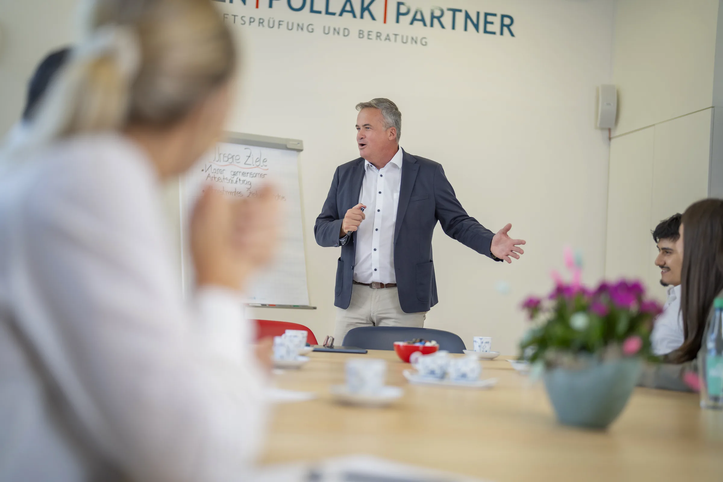 Referent leitet ein Seminar für Führungskräfte
