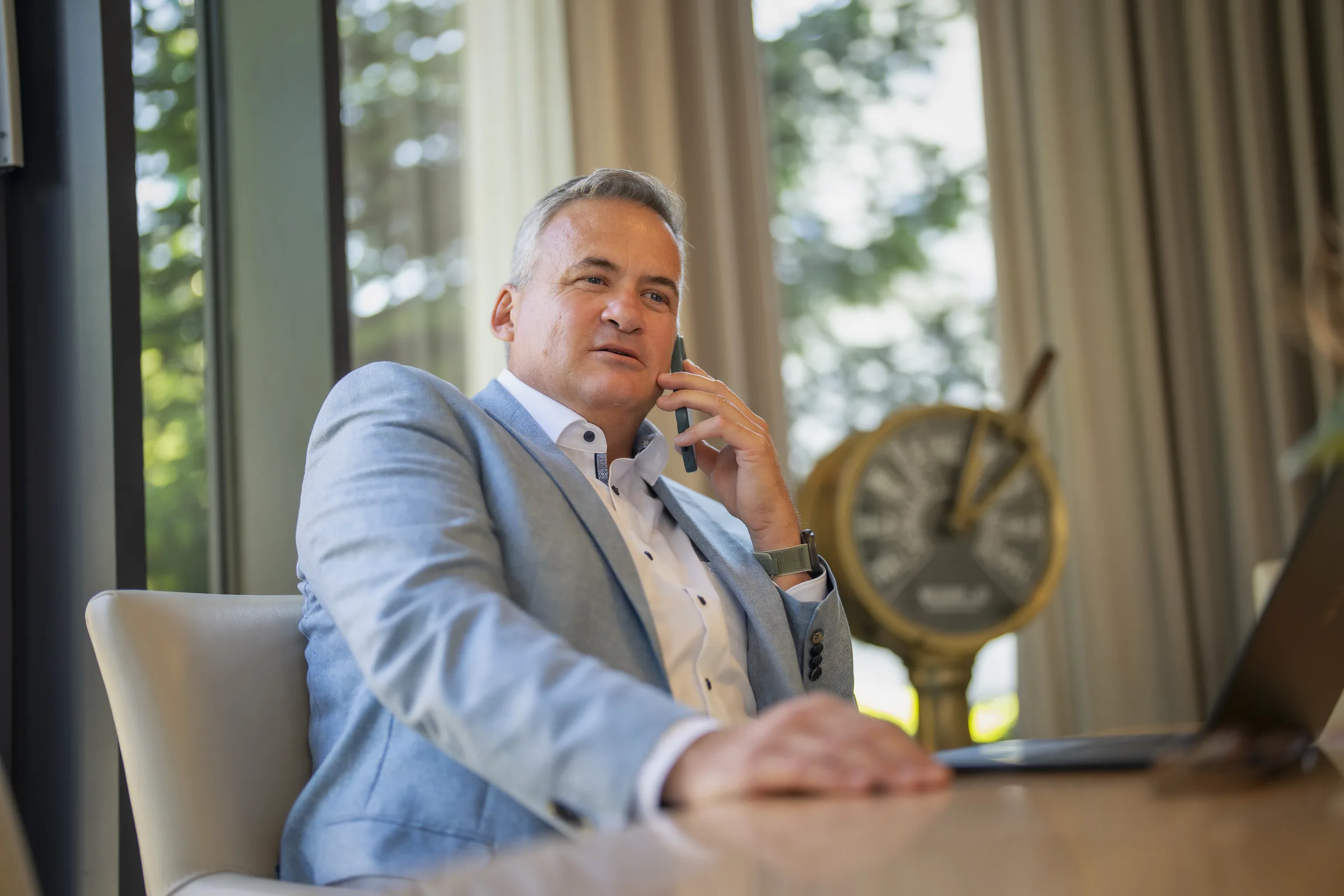 Mike Schmidt telefoniert an seinem Arbeitsplatz