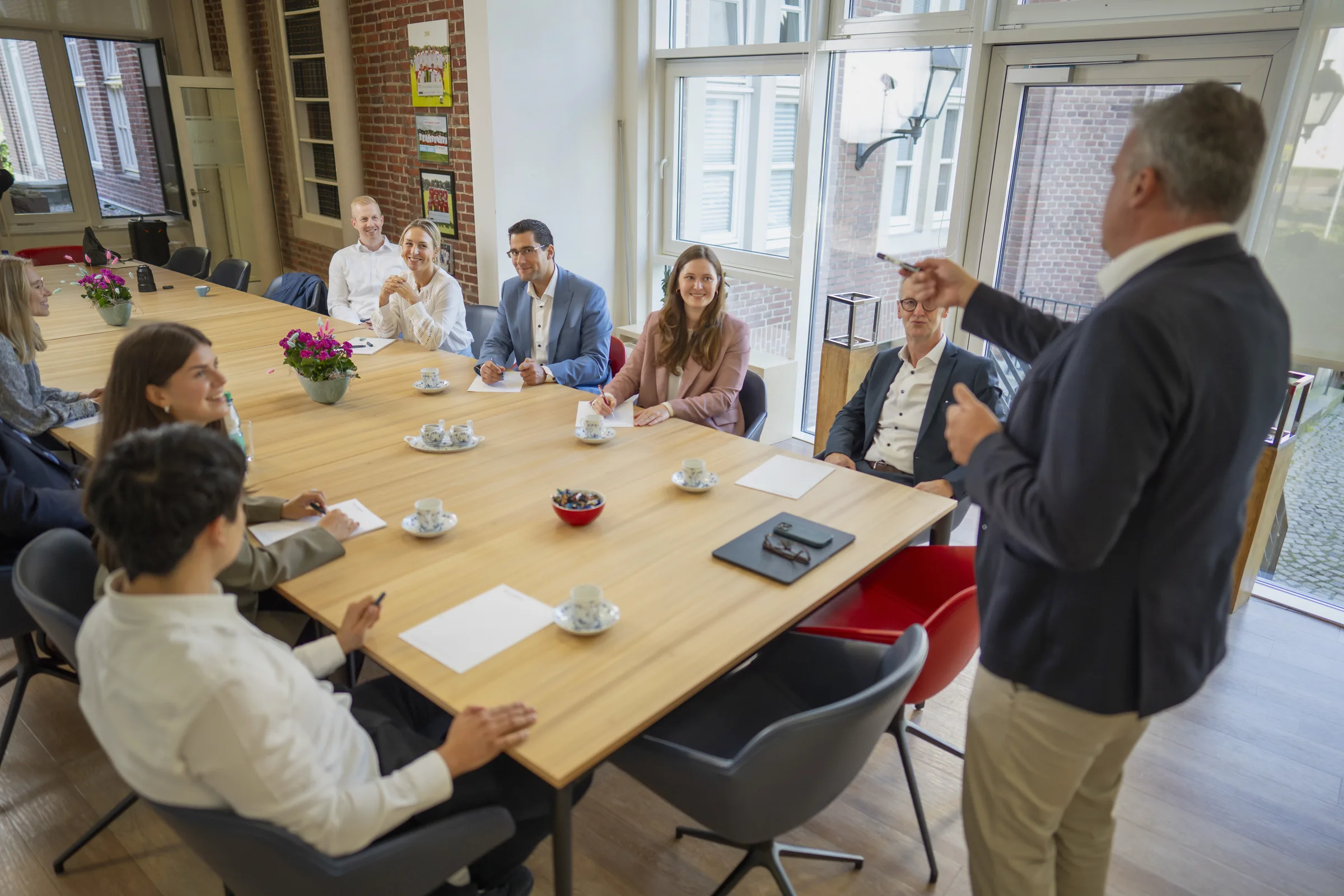 Seminarrunde an einem langen Besprechungstisch