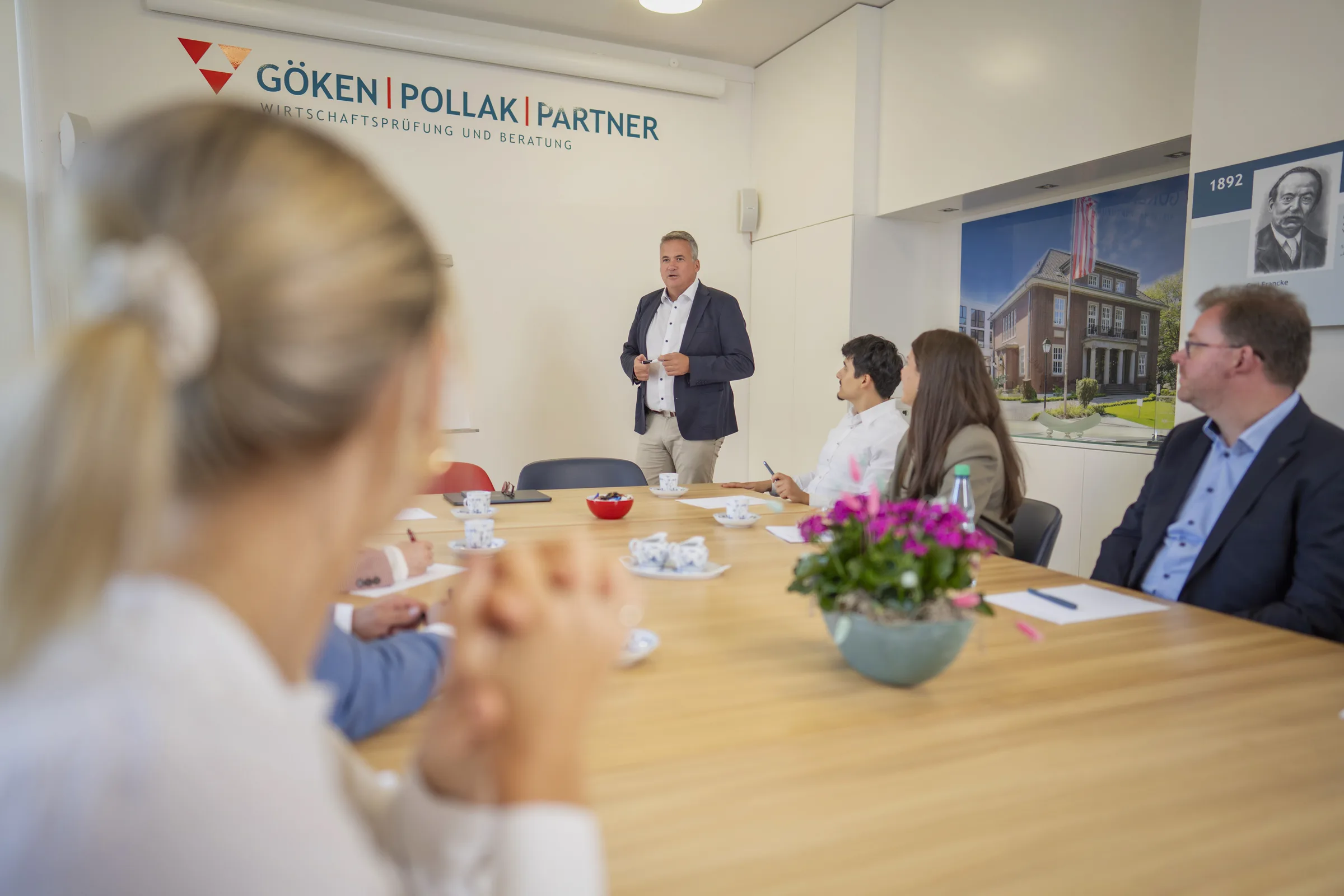 Präsentation vor einer Gruppe im Besprechungsraum