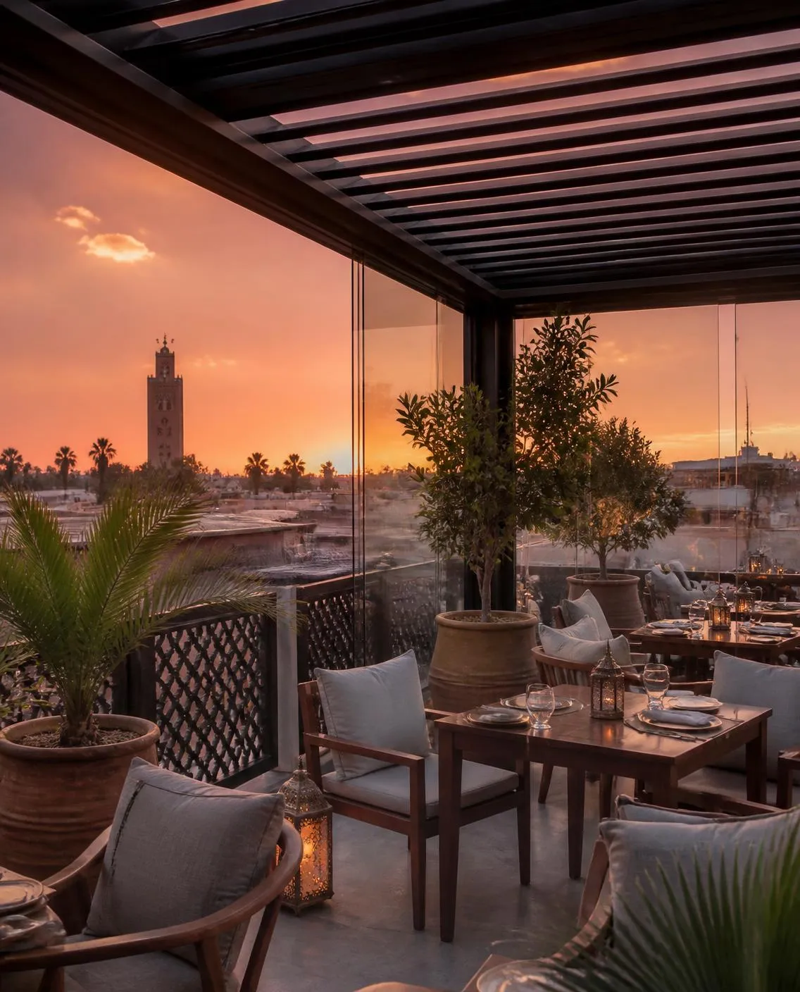 Rooftop de restaurant sous pergola face à la Koutoubia — illustration