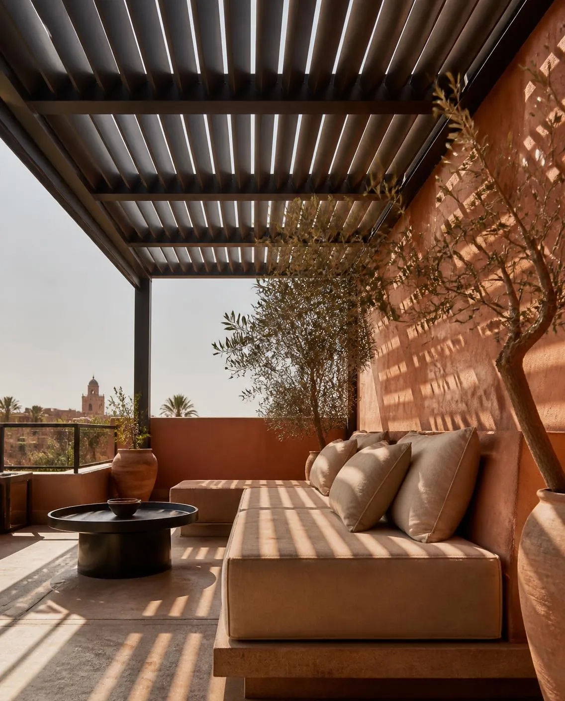 Pergola à lames sur une terrasse de riad — illustration