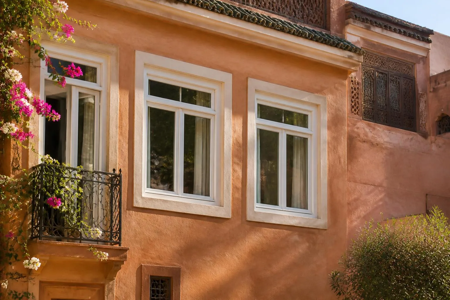 Fenêtres PVC blanches sur façade de maison à Marrakech — illustration