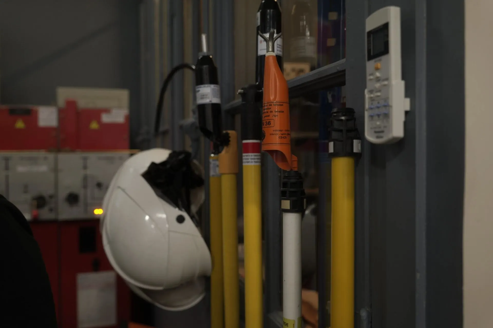 Casque et perches de sécurité prêts pour l’intervention