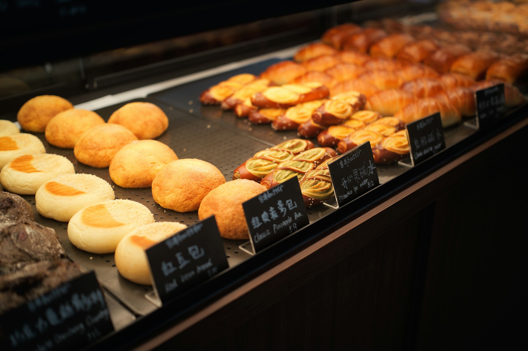 Frische Brötchen und Backwaren auf Blechen