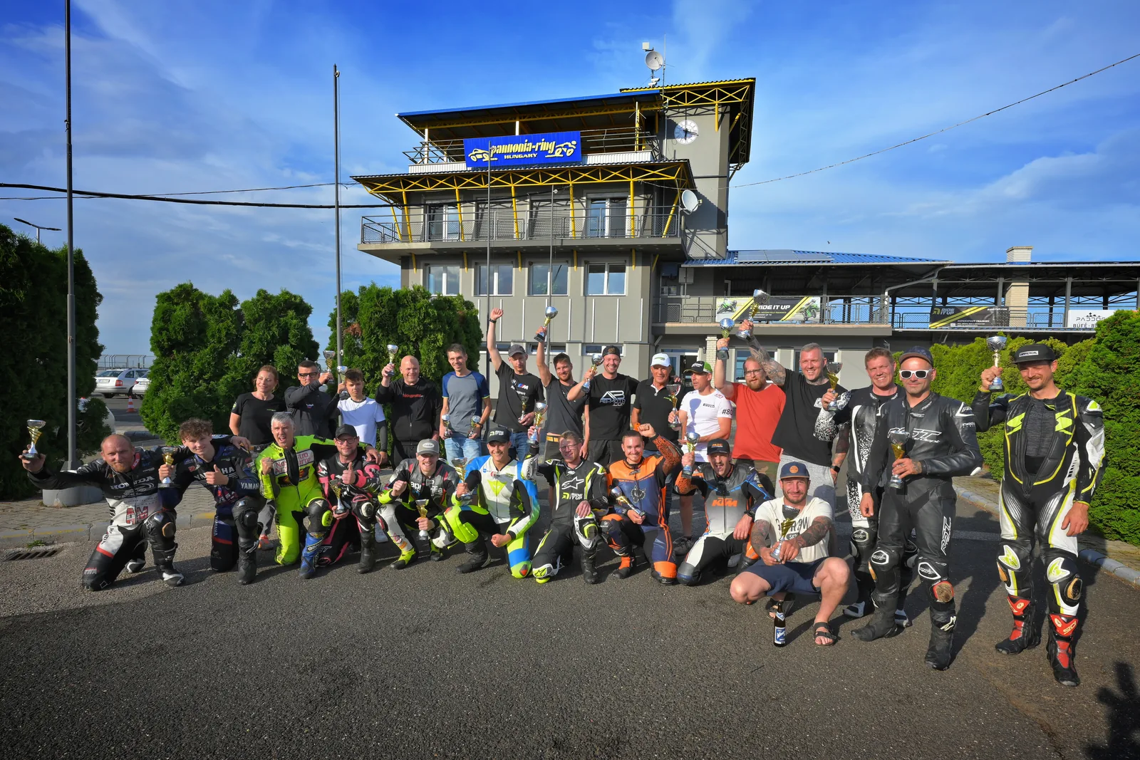 Fahrergruppe vor dem Kontrollturm