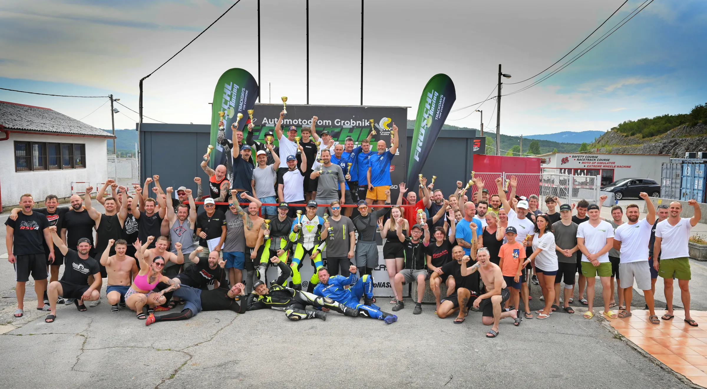 Gruppenfoto der Fahrer mit Pokalen vor dem Podium in Rijeka/Grobnik