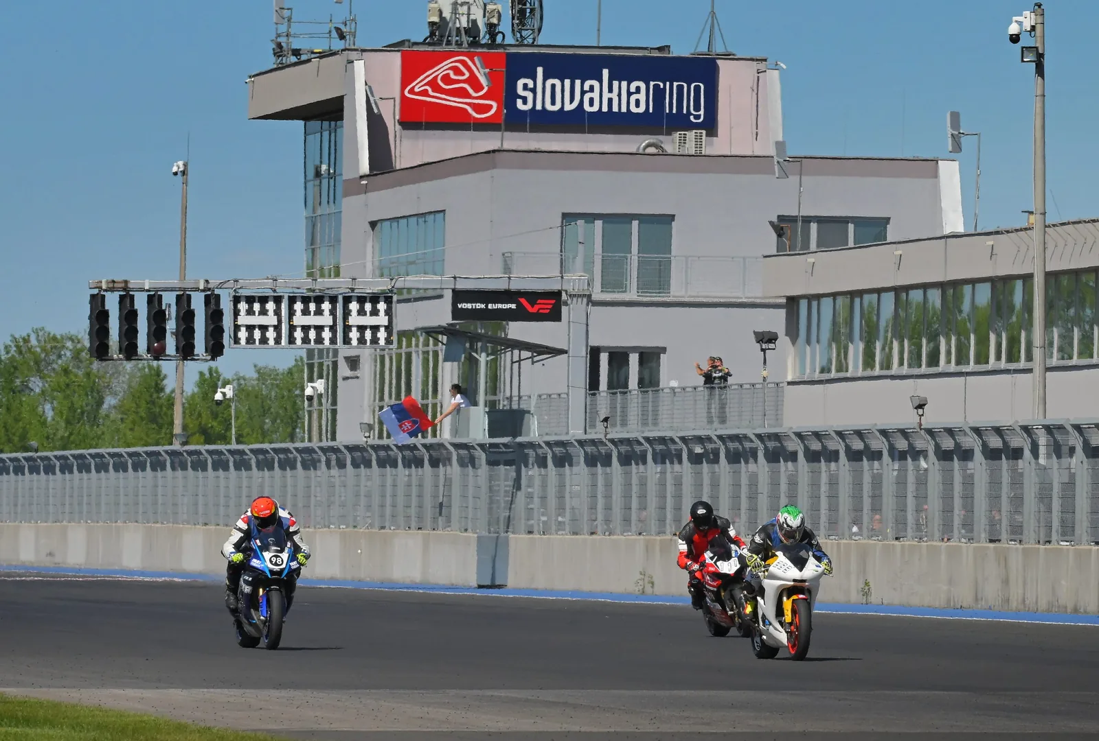 Motorräder auf der Start-Ziel-Geraden am Slovakiaring